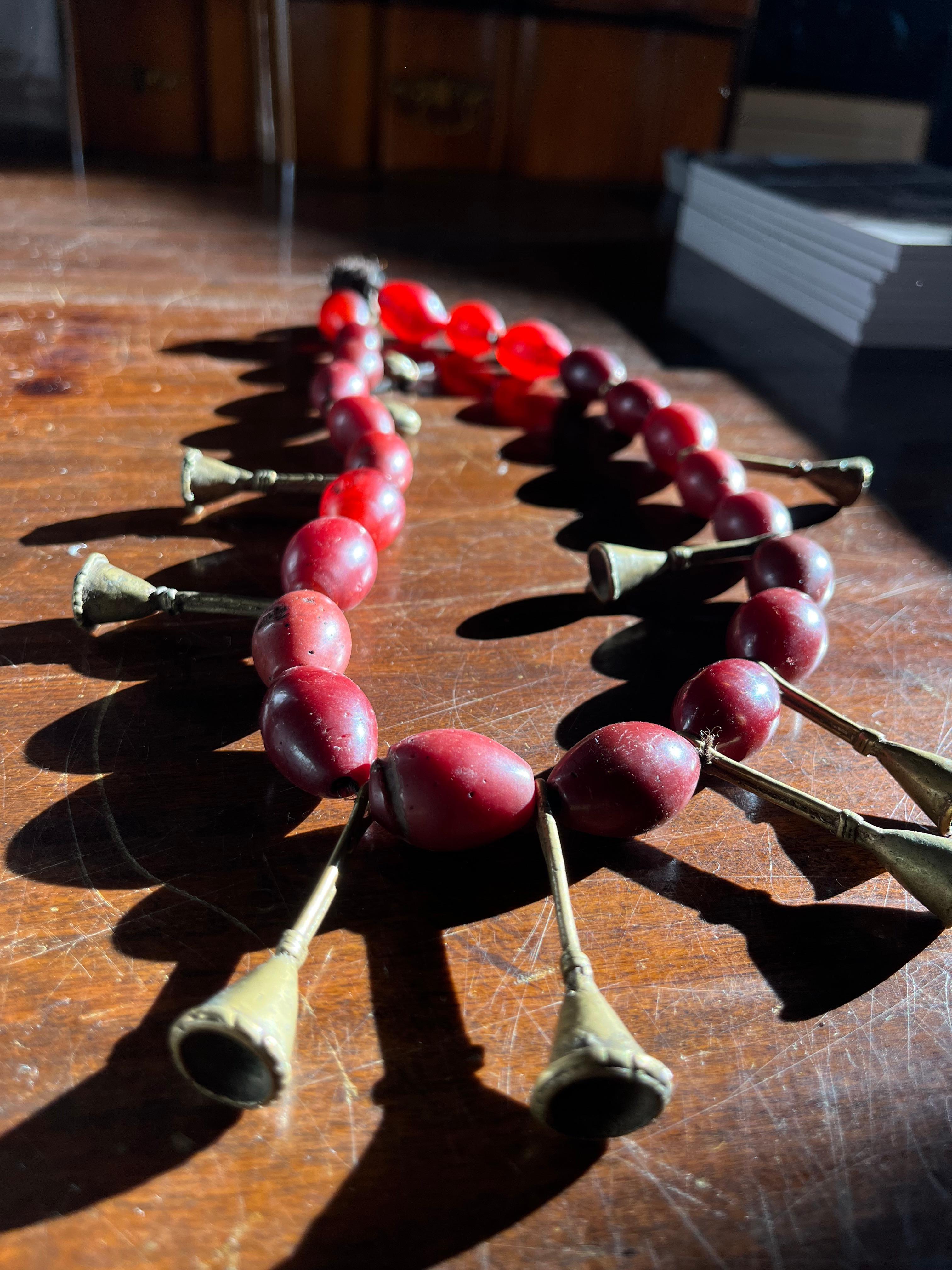 Tribu Ao, Nagaland, India oriental, Principios del siglo XX

Hecho con cuentas de pasta de vidrio rojo y trompetas y cascabeles de bronce.

La tribu Ao habita principalmente en el distrito de Mokokchung de Nagaland, con aldeas repartidas por el