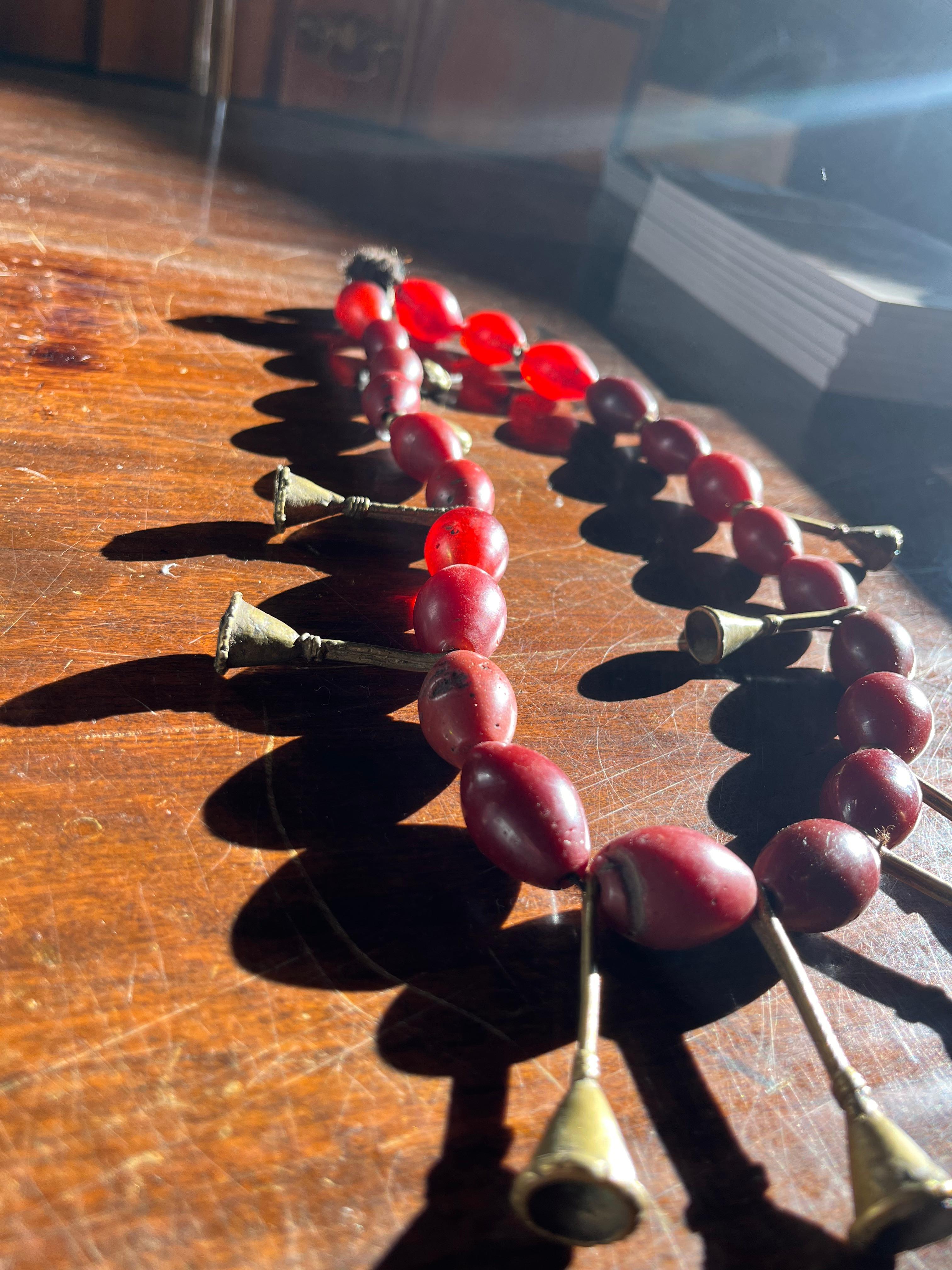 Un collar Naga de cuentas rojas de pasta de vidrio y trompetas de bronce Indio en venta