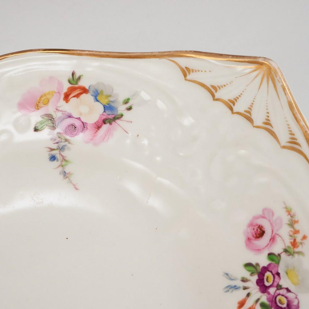 Anglais Plat en forme de coquille en porcelaine de Nantgarw, vers 1820 en vente