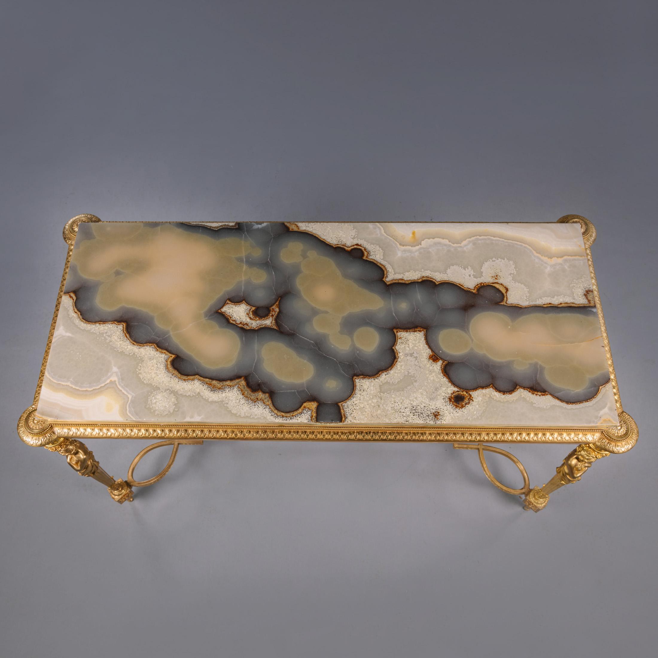 Français Table de centre Napoléon III en onyx et marbre d'Algérie, par Maison Marnyhac en vente