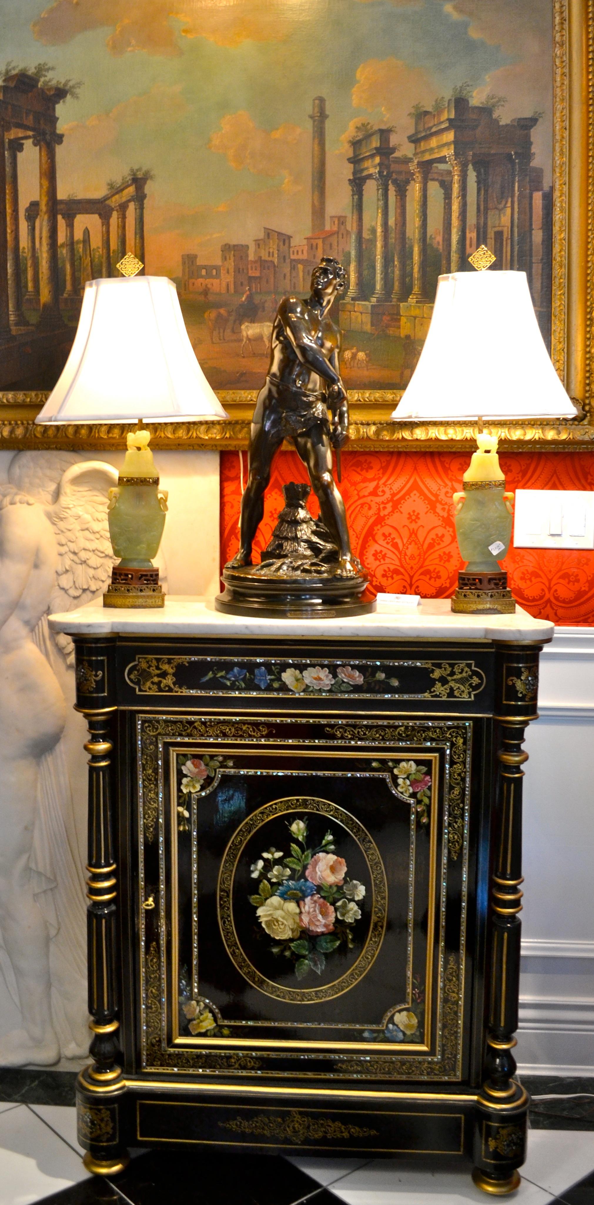 Acajou Commode Napoléon III ébénisée et peinte appelée meuble d'appui en français en vente