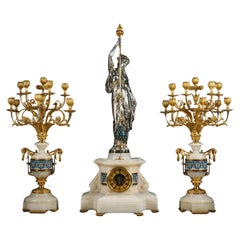 Pendule figurative Napoléon III en bronze doré et argenté, onyx et émail