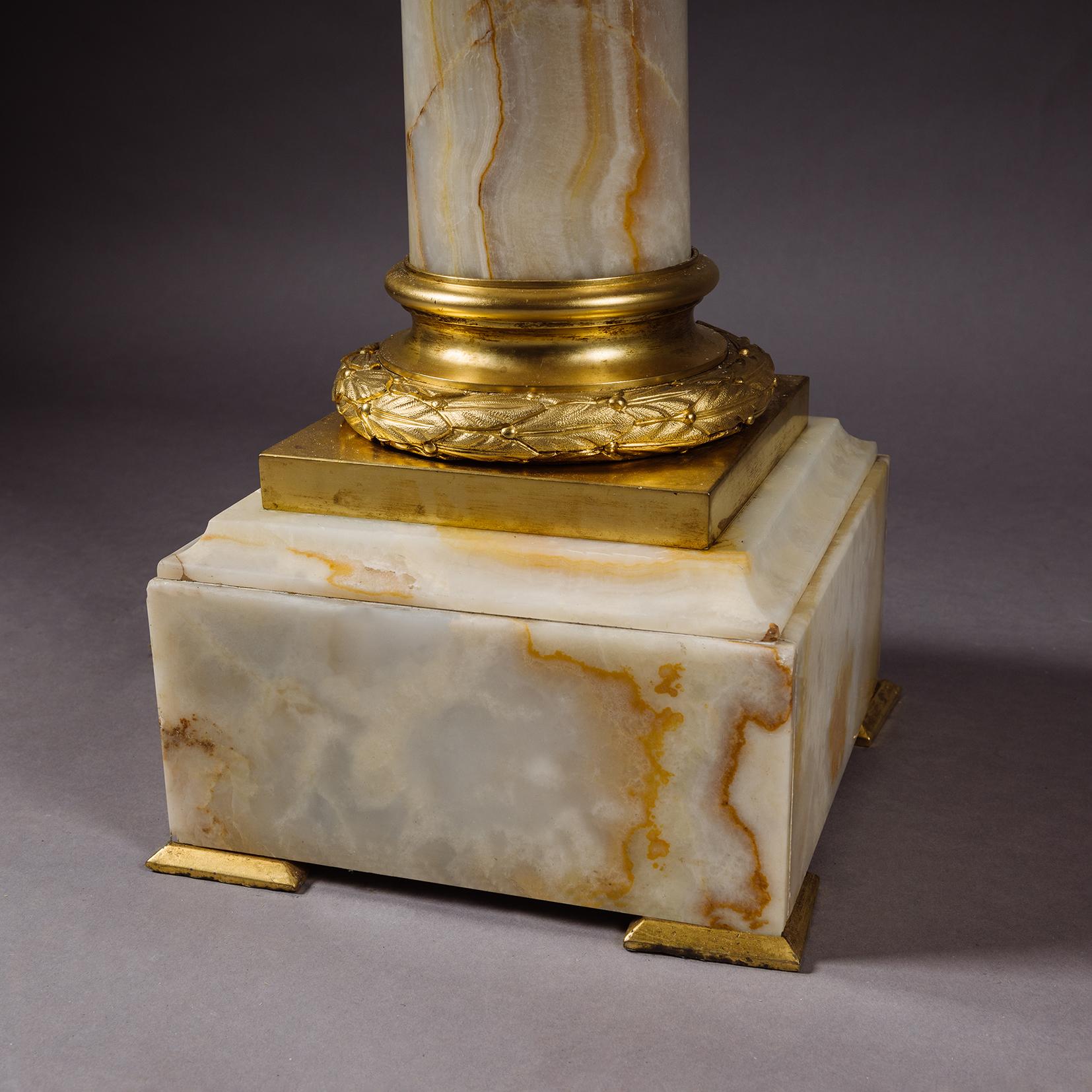 Un pedestal de ónice argelino y bronce dorado Napoleón III en Bueno estado para la venta en Brighton, West Sussex