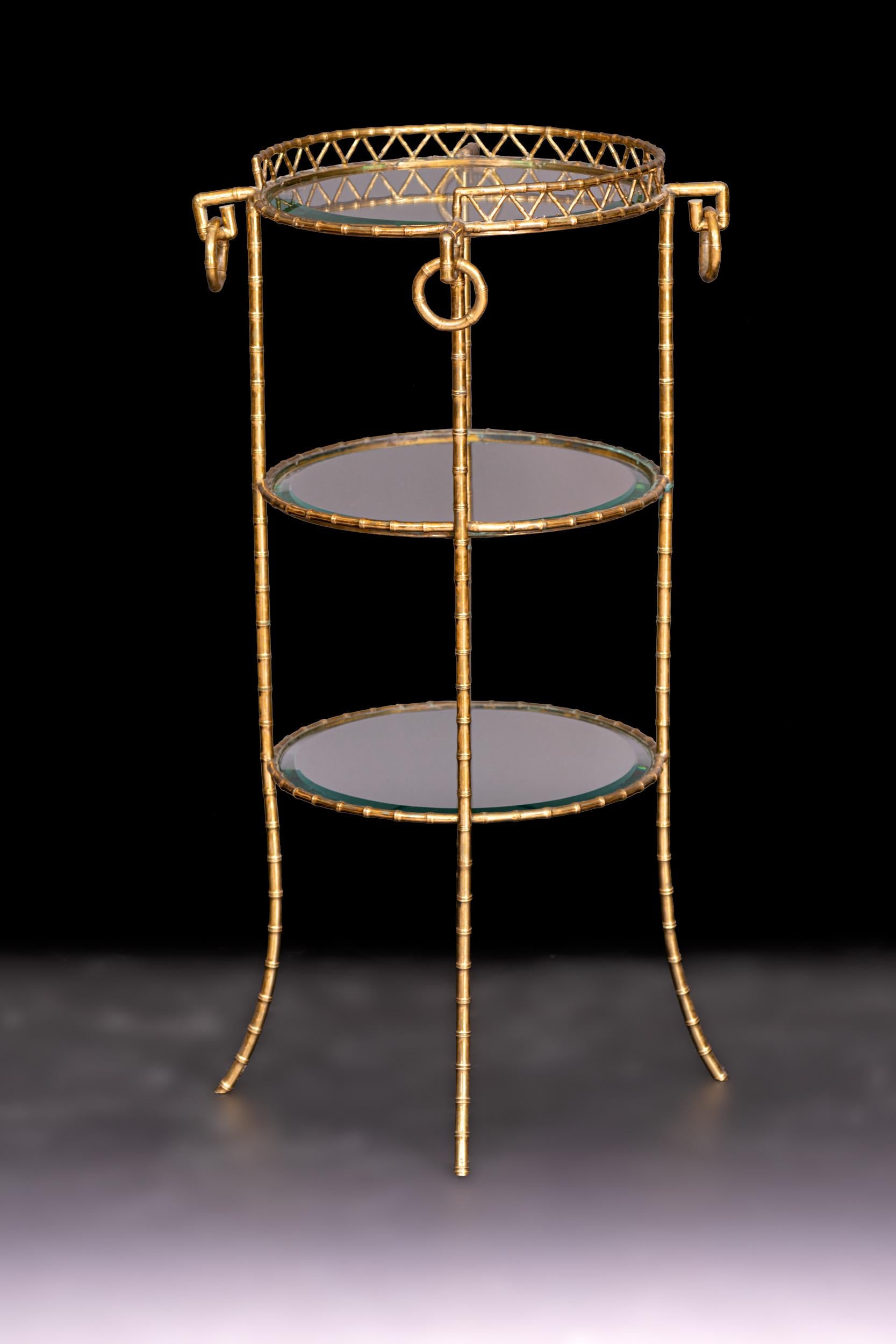 Vergoldeter Tisch aus Bronze und Glas aus der Zeit Napoleons III. von Maison Alphonse Giroux, Paris (Französisch) im Angebot