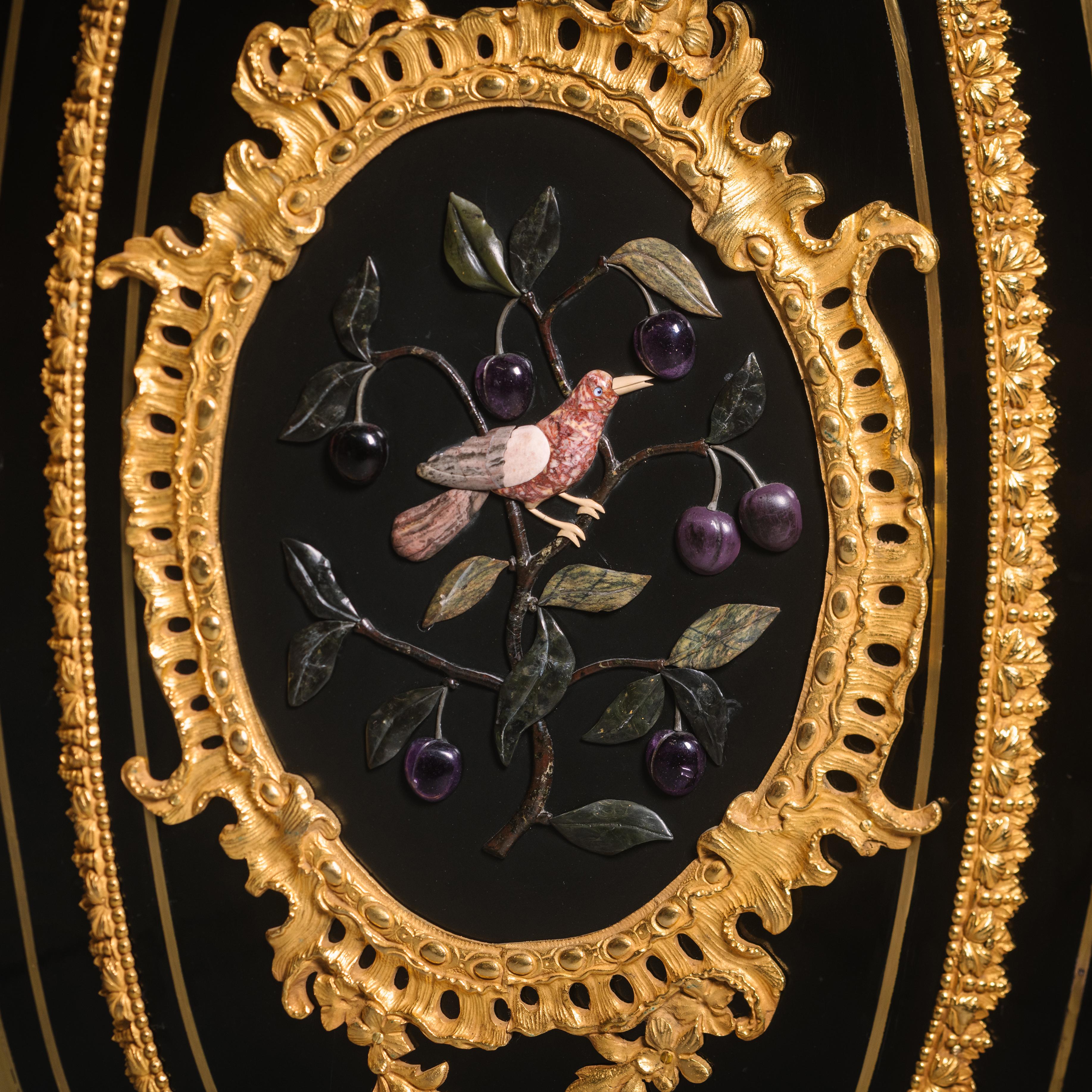 XIX secolo Armadietto Napoleone III in bronzo dorato e pietra dura con inserti in ebano in vendita