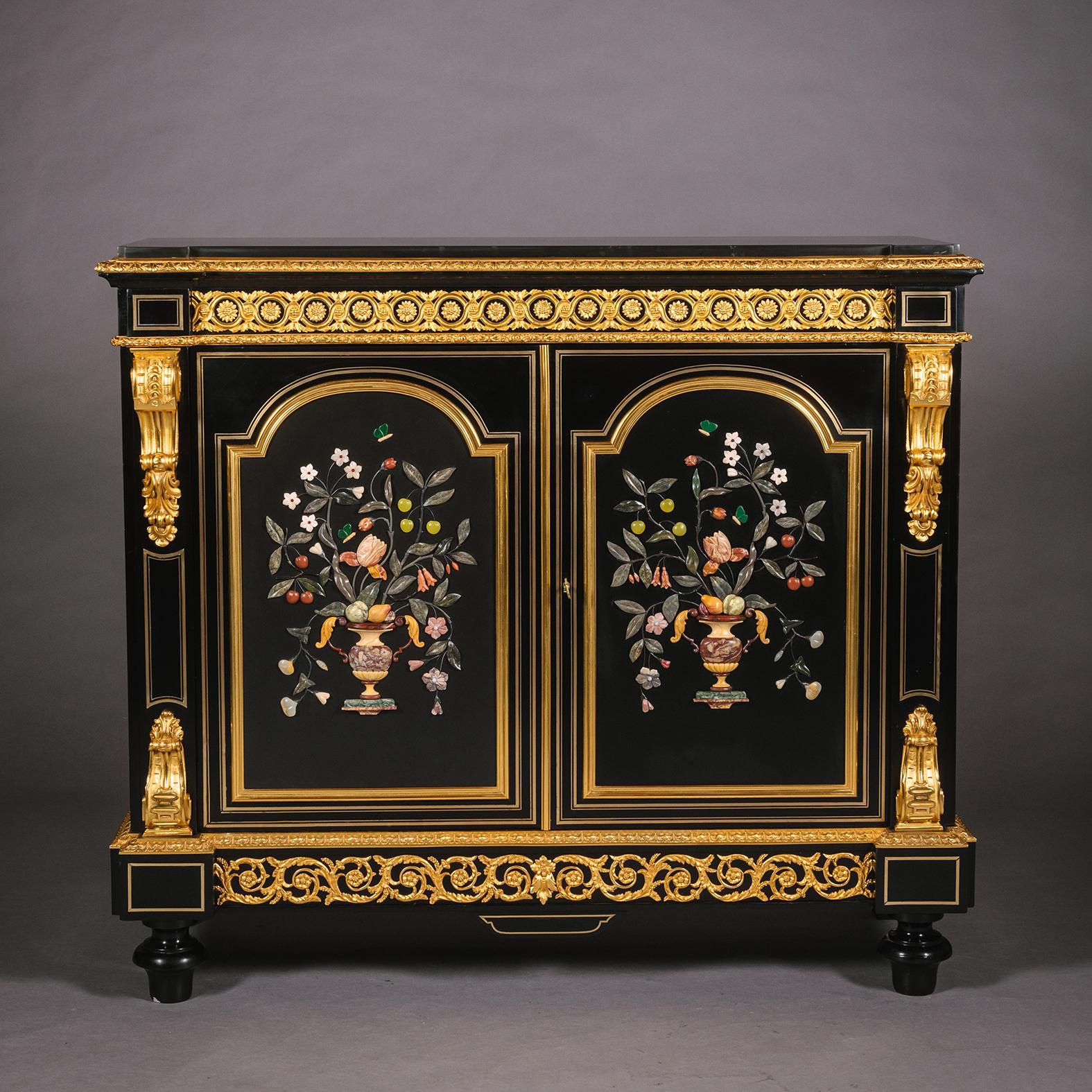 Cabinet d'appoint ébonisé monté en bronze doré et en pierre dure, Napoléon III.  

Ce beau meuble d'appoint présente un plateau rectangulaire en marbre noir belge surmonté d'une frise guillochée et fleurie en bronze doré ; au-dessous se trouve une