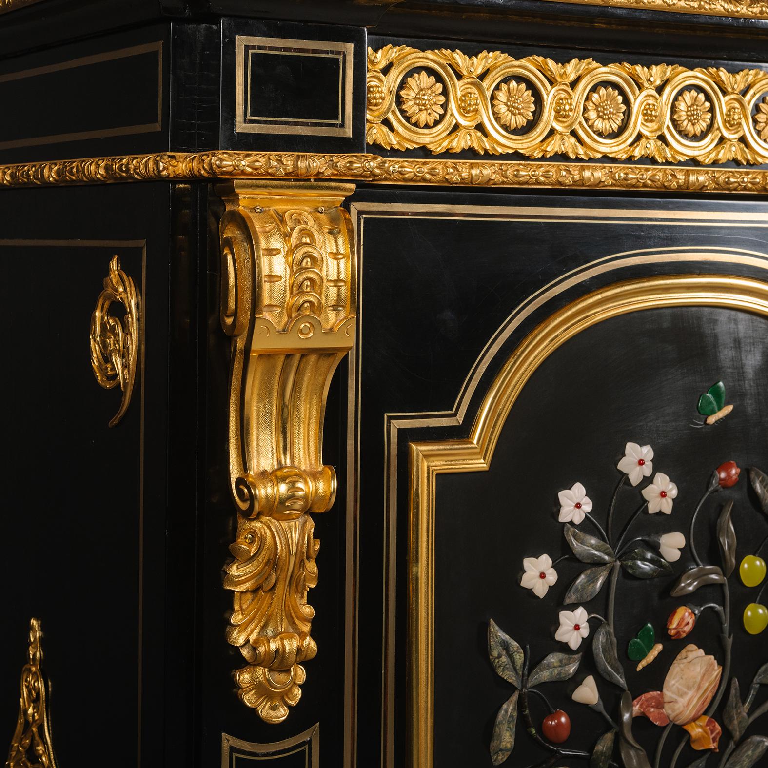 XIXe siècle Cabinet d'appoint ébonisé monté en bronze doré et pietre dure Napoléon III en vente