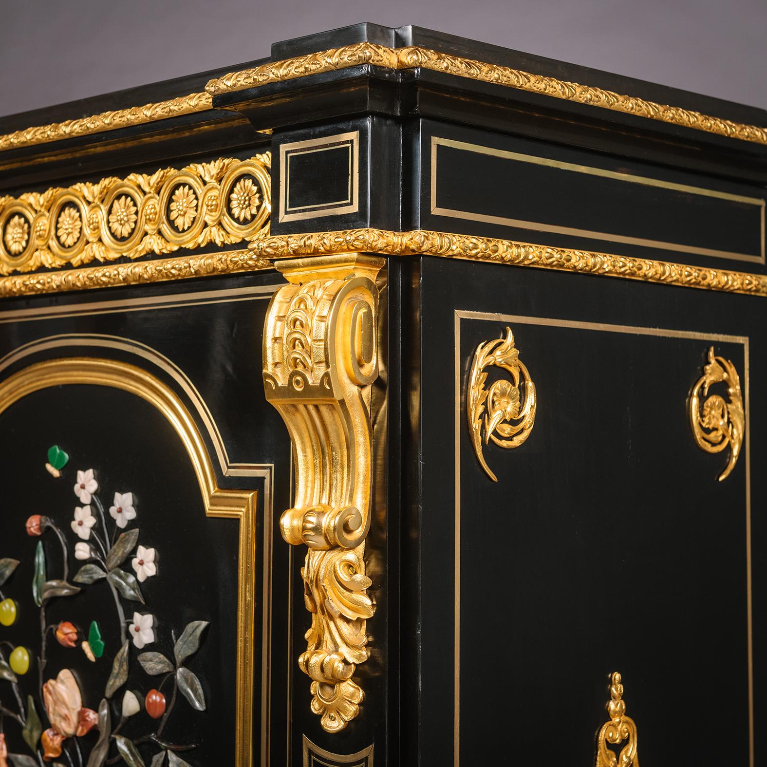 Cabinet d'appoint ébonisé monté en bronze doré et pietre dure Napoléon III en vente 3