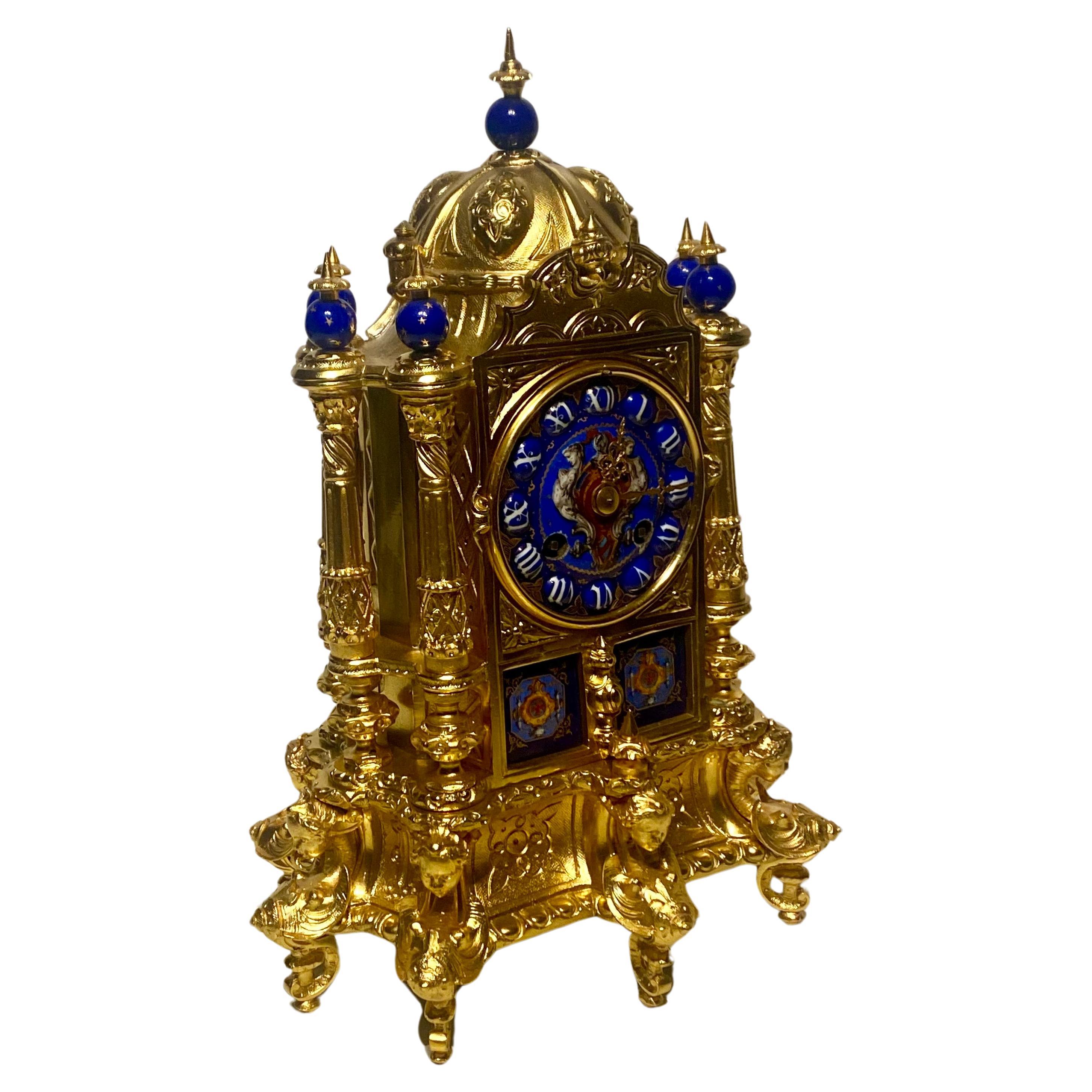 Renaissance-Stil vergoldete Bronze und Emaille Kaminsimsuhr
Französisch, Ende 19. Jahrhundert
Diese exquisite Kaminsimsuhr ist im eigenwilligen Renaissance-Revival-Stil gefertigt, der im späten 19. Jahrhundert seine größte Ausprägung fand. Die Uhr