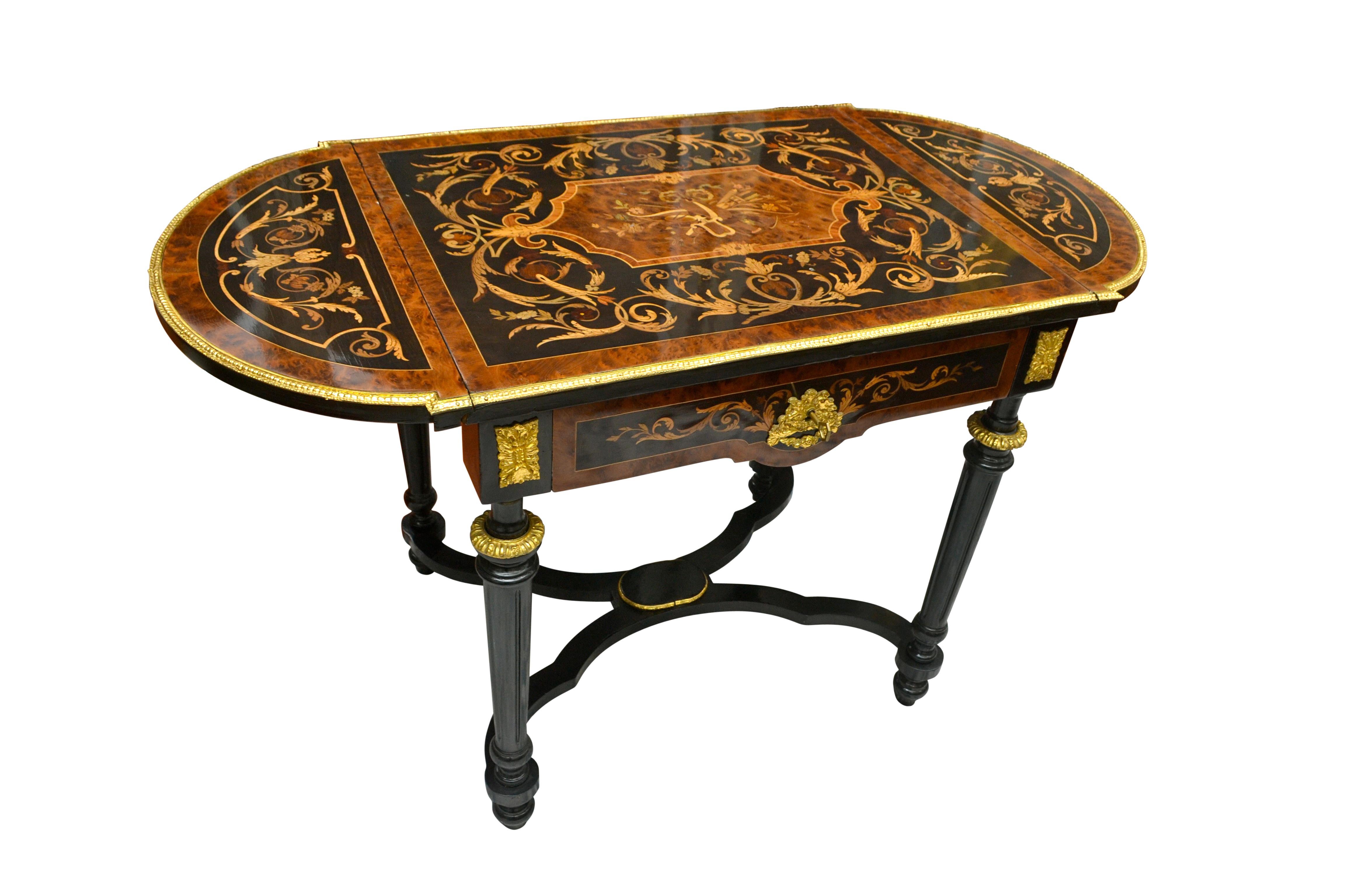 Français Table à abattant Napoléon III en bois marqueté et bronze doré en vente