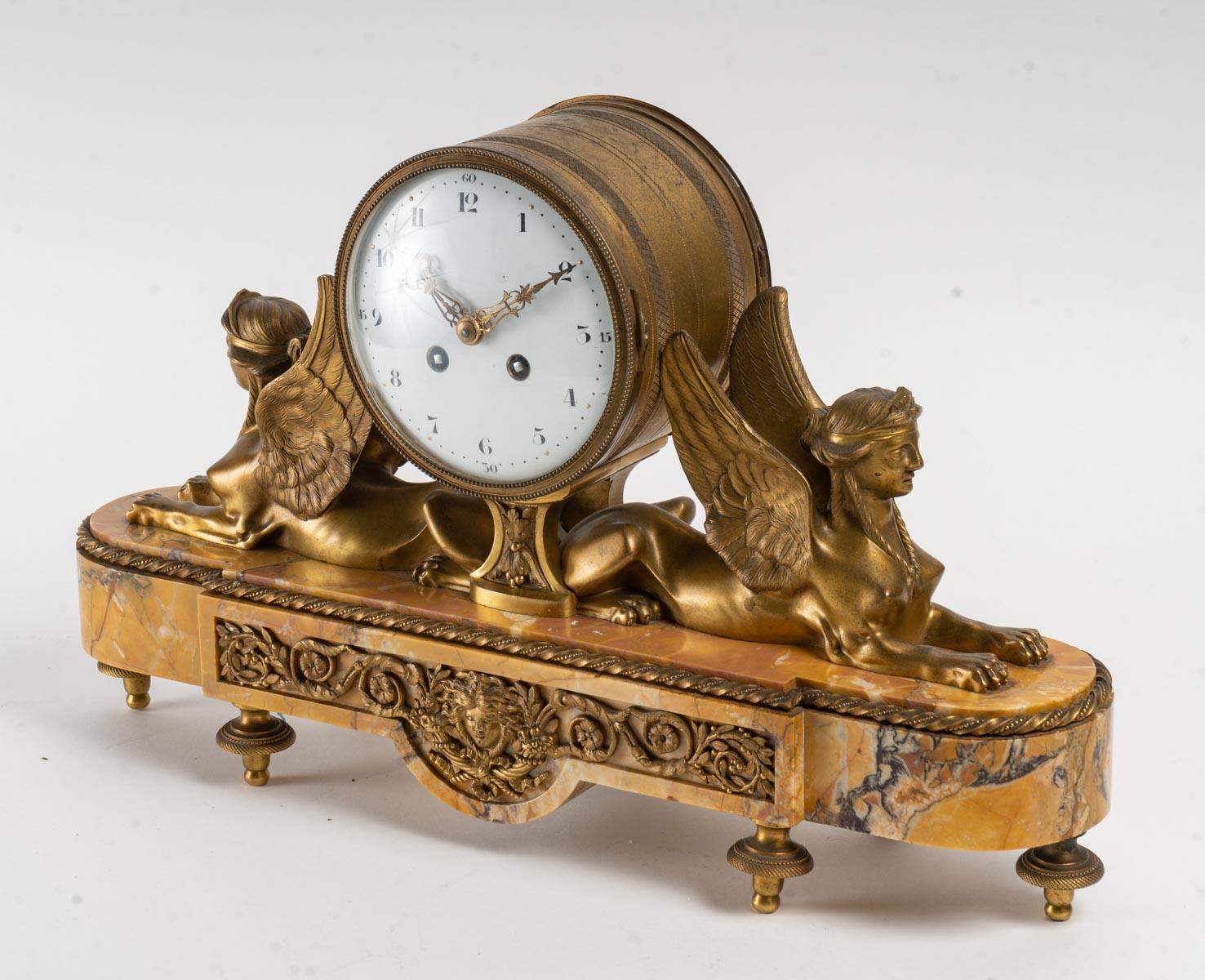 A Napoleon III period gilt bronze and marble clock.
Measures: H: 50 cm, W: 30 cm, D: 14 cm.