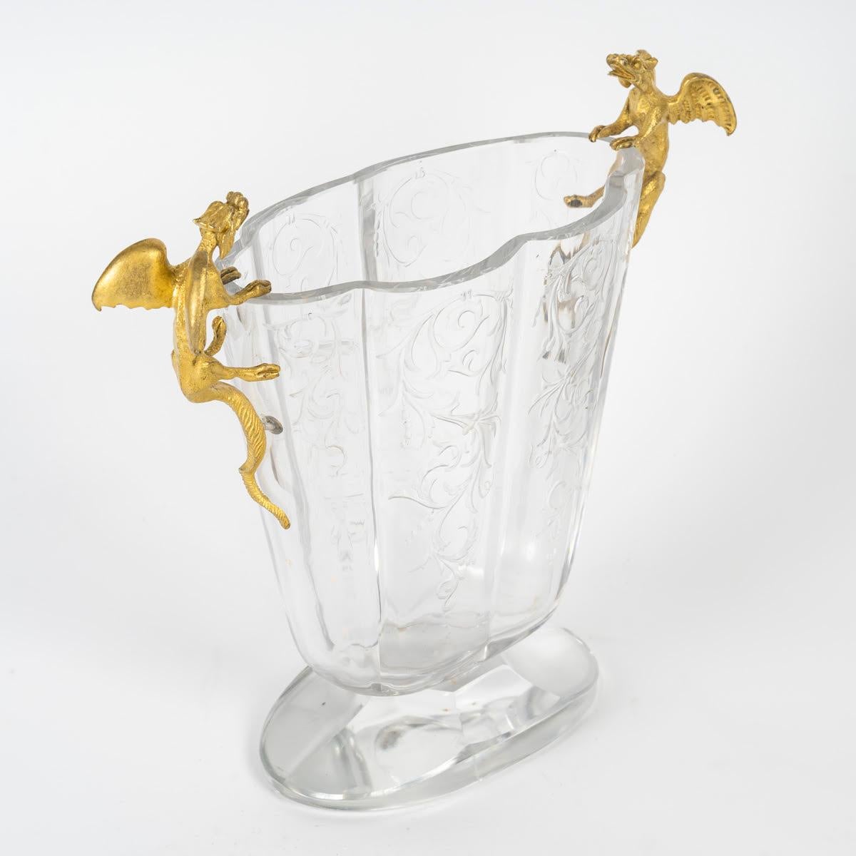Vase d'époque Napoléon III en cristal taillé et bronze doré, avec un décor de dragon en bronze, 19e siècle.

Vase en cristal taillé et bronze doré, XIXe siècle, période Napoléon III, attribué à Baccarat, décor de dragons en bronze sur les anses.
H :