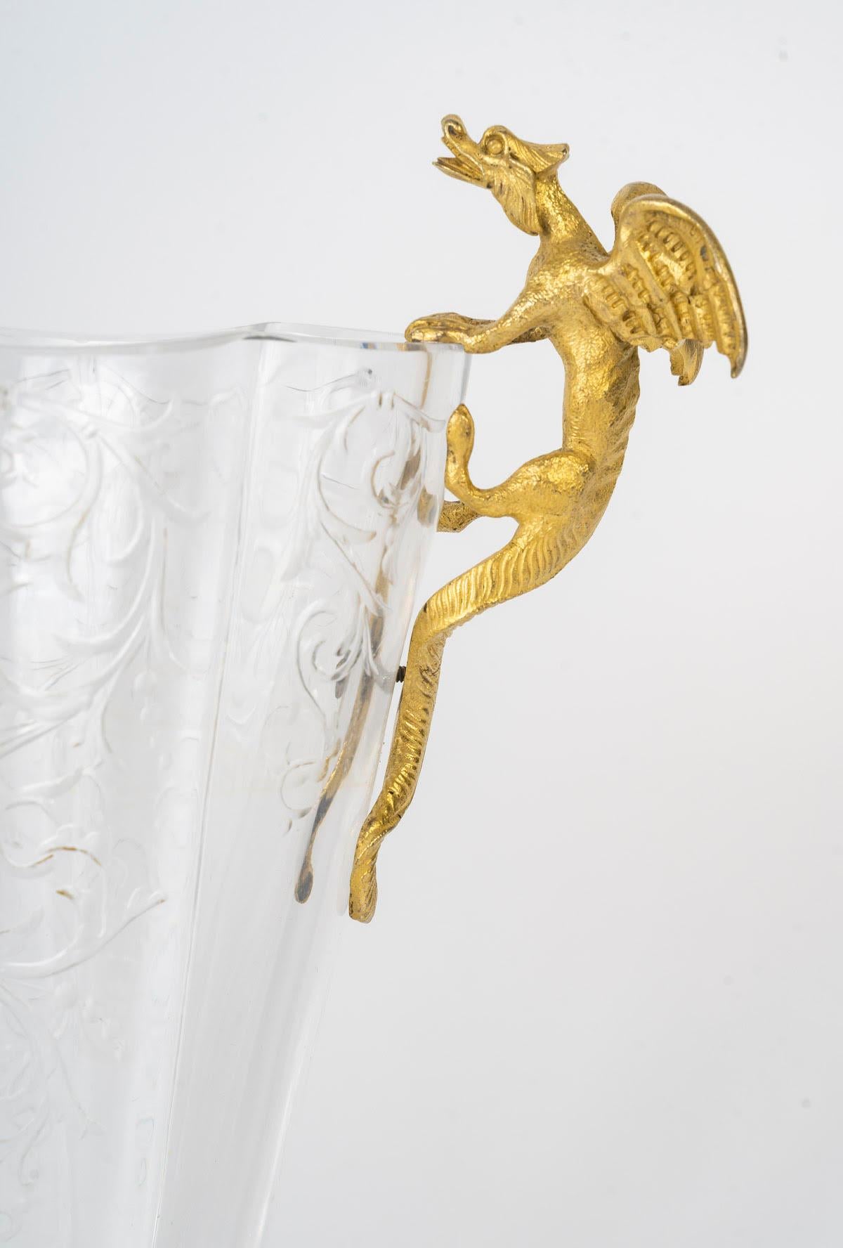 Français Vase d'époque Napoléon III en cristal taillé et bronze doré avec décor de dragon en bronze. en vente