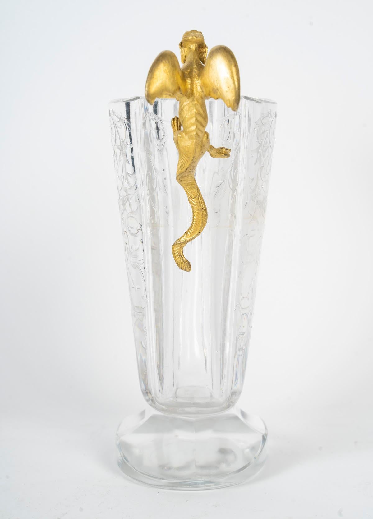 Doré Vase d'époque Napoléon III en cristal taillé et bronze doré avec décor de dragon en bronze. en vente