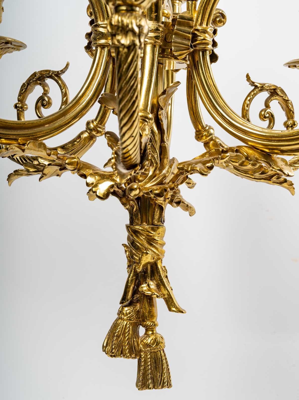 A Napoleon III period gilt bronze chandelier, 19th century, trumpet model, 6 lights.
Measures: H: 95 cm, D: 52 cm.