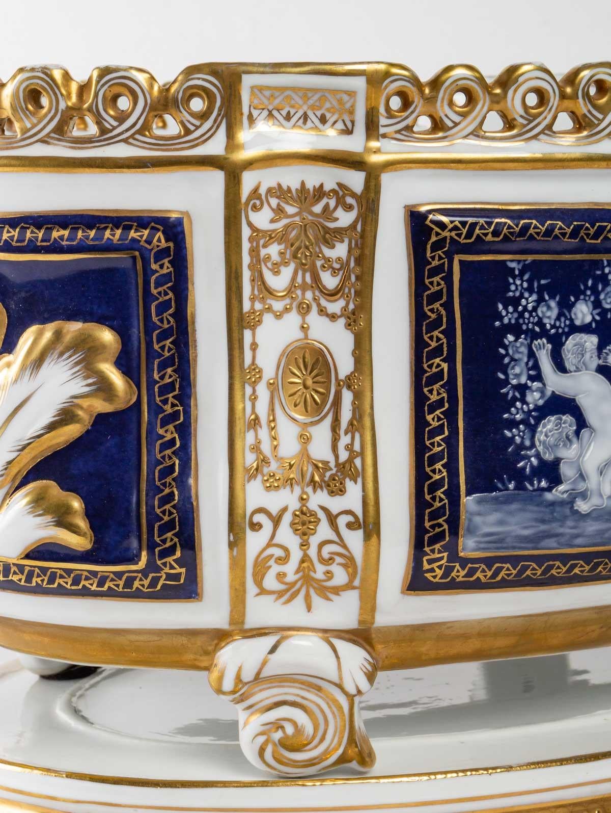 A Napoleon III period Sèvres porcelain jardinière, 1870-1880.
Measures: H: 25 cm, W: 33 cm, D: 25 cm.