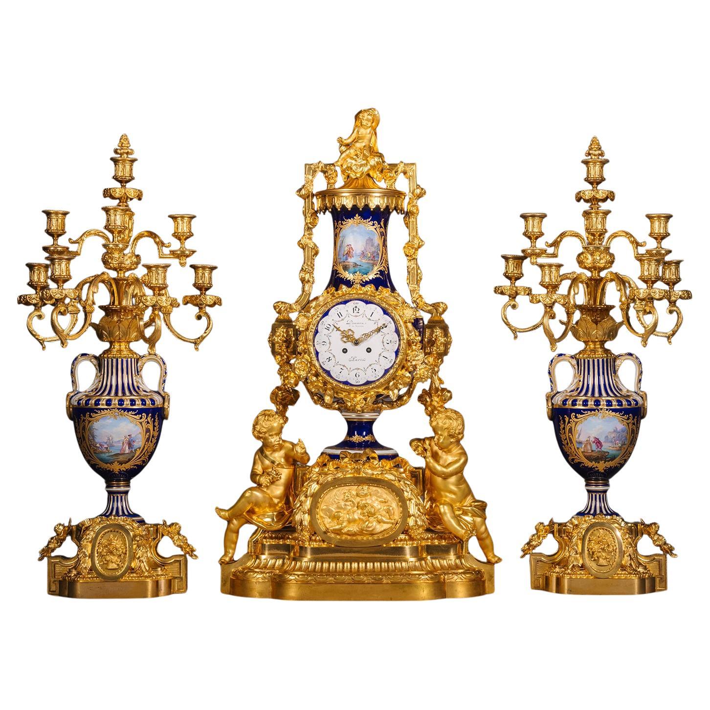 Una guarnición de reloj de tres piezas de porcelana estilo Sèvres de la época de Napoleón III