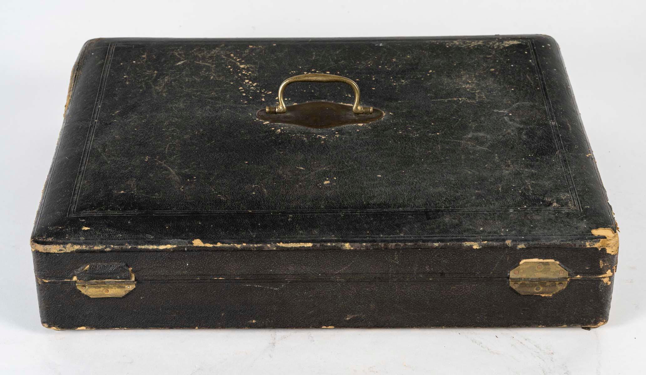 Ensemble de couverts en argent plaqué d'époque Napoléon III dans son coffret, 19e siècle.

Service de couverts d'époque Napoléon III, en métal argenté, dans son coffret, 19e siècle.
12 cuillères
12 fourches
12 cuillères à café
1 louche

H : 8cm, L :