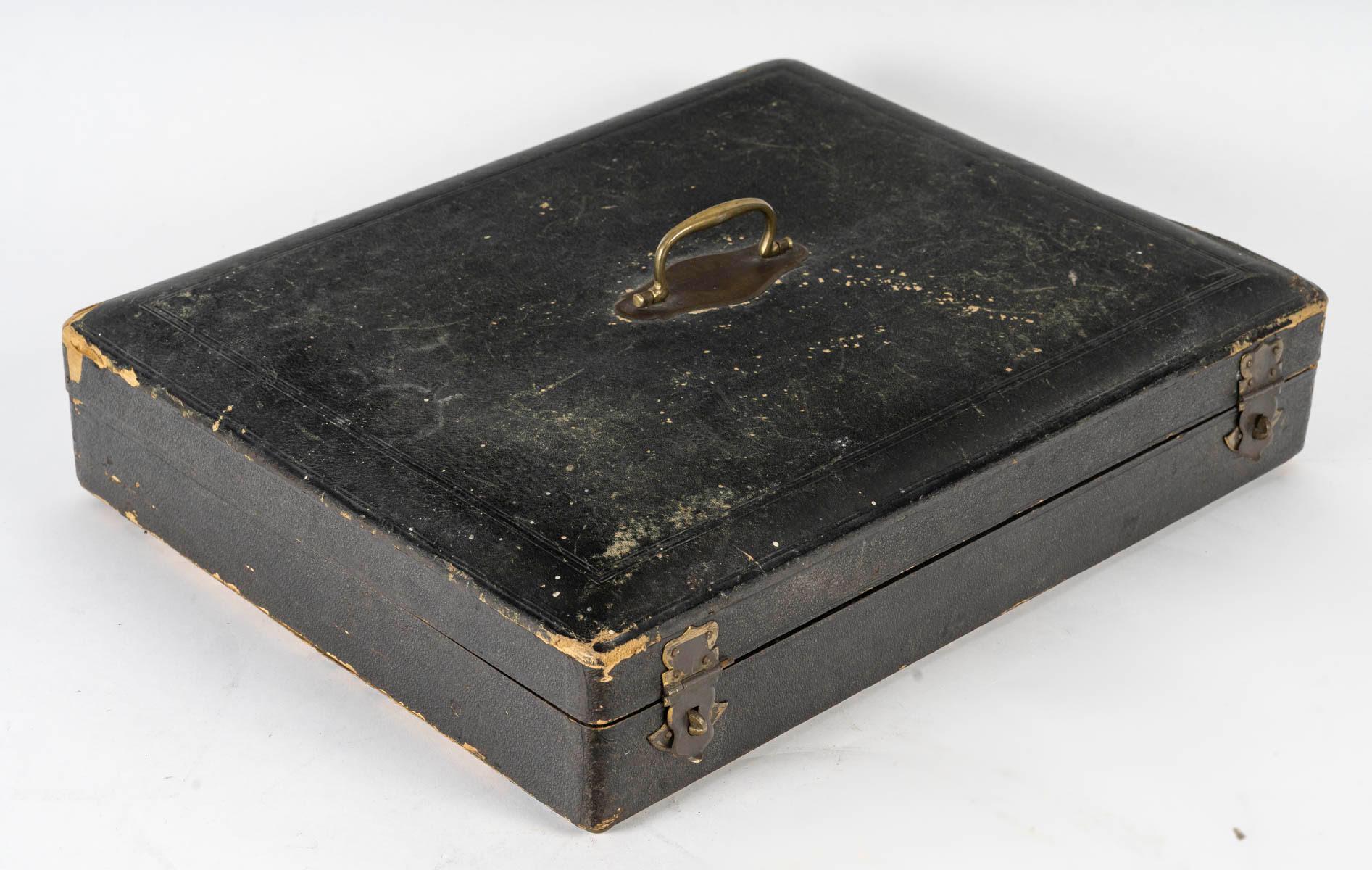 Français Ensemble de couverts en argent plaqué d'époque Napoléon III dans son coffret, 19e siècle. en vente