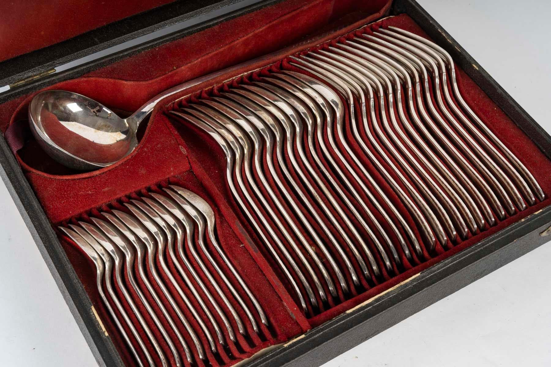 XIXe siècle Ensemble de couverts en argent plaqué d'époque Napoléon III dans son coffret, 19e siècle. en vente