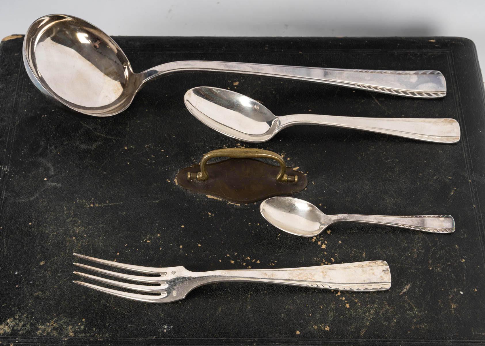 Ensemble de couverts en argent plaqué d'époque Napoléon III dans son coffret, 19e siècle. en vente 2
