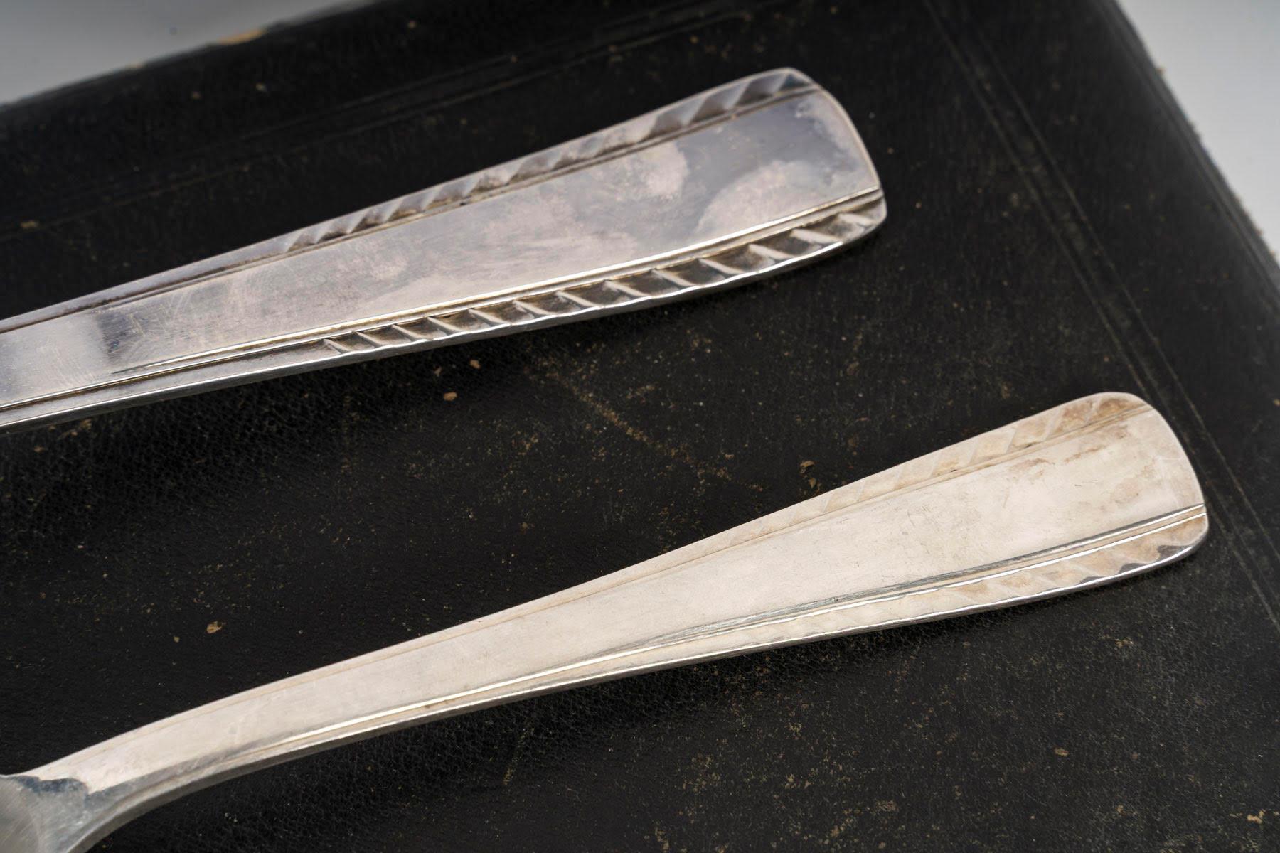 Ensemble de couverts en argent plaqué d'époque Napoléon III dans son coffret, 19e siècle. en vente 3