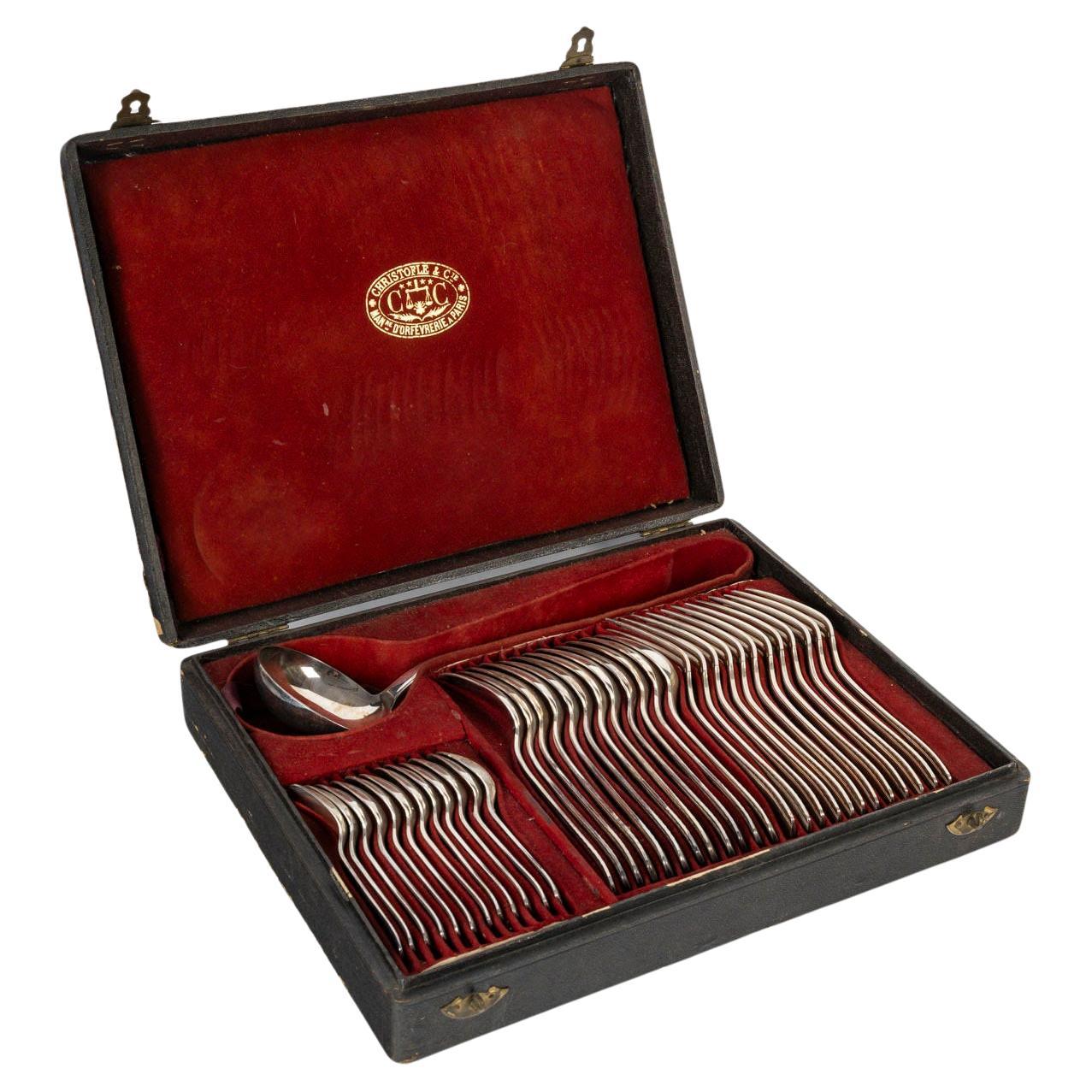 Un set di posate placcate in argento del periodo Napoleone III nella sua custodia, XIX secolo.