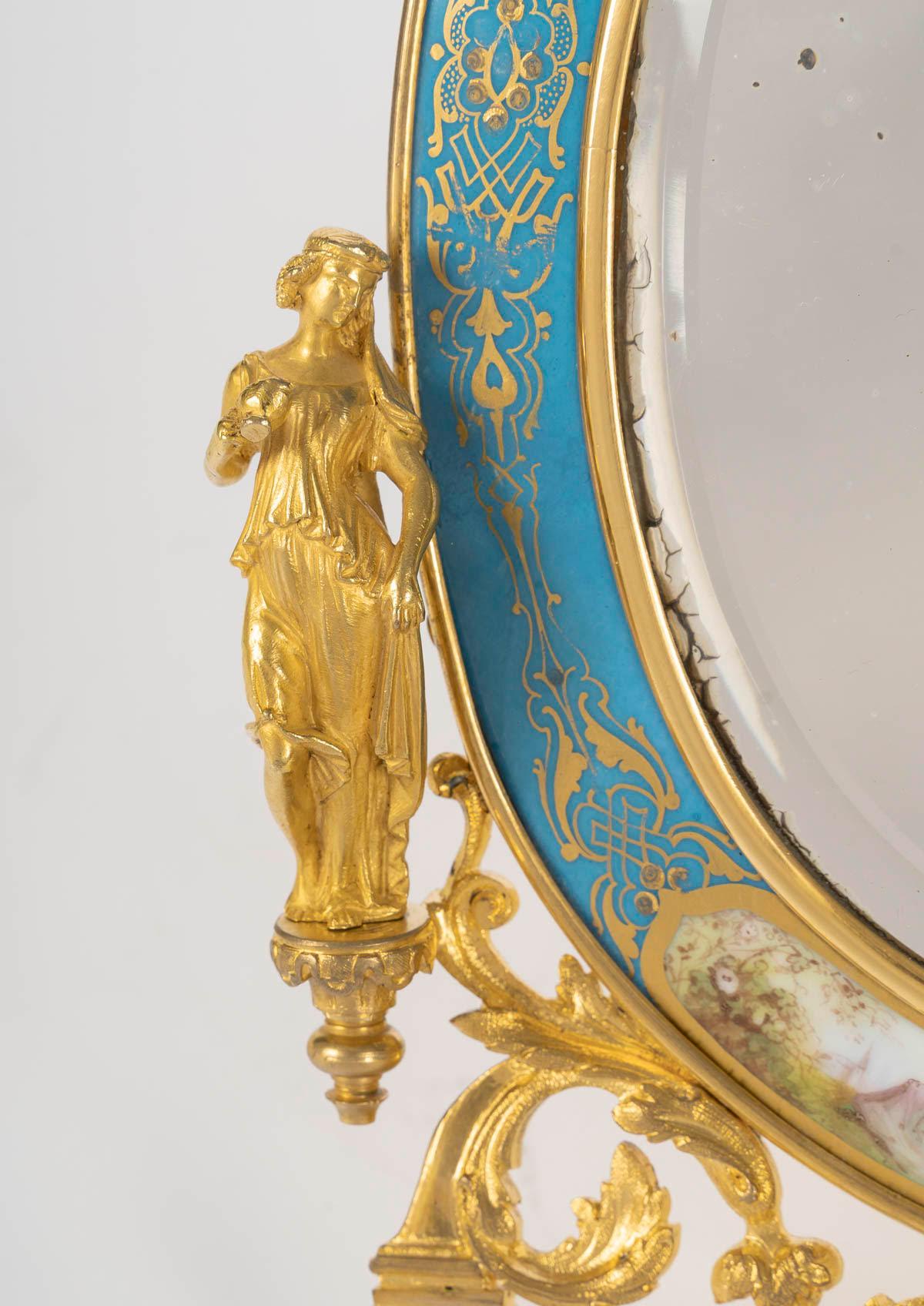 Francese Specchio da tavolo del periodo di Napoleone III in bronzo dorato e porcellana smaltata di Sèvres in vendita