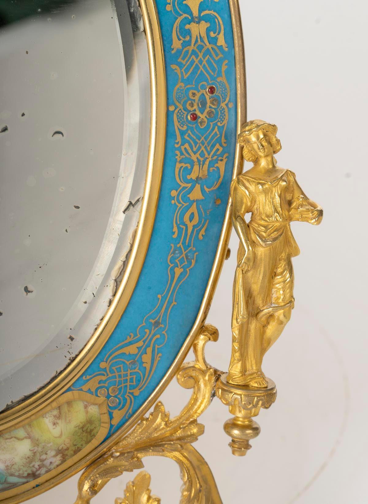 Smaltato Specchio da tavolo del periodo di Napoleone III in bronzo dorato e porcellana smaltata di Sèvres in vendita