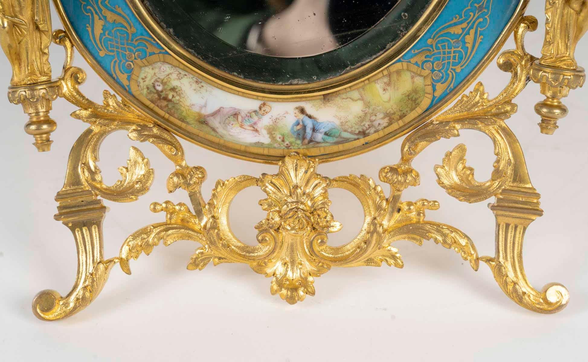 Specchio da tavolo del periodo di Napoleone III in bronzo dorato e porcellana smaltata di Sèvres In condizioni buone in vendita a Saint-Ouen, FR