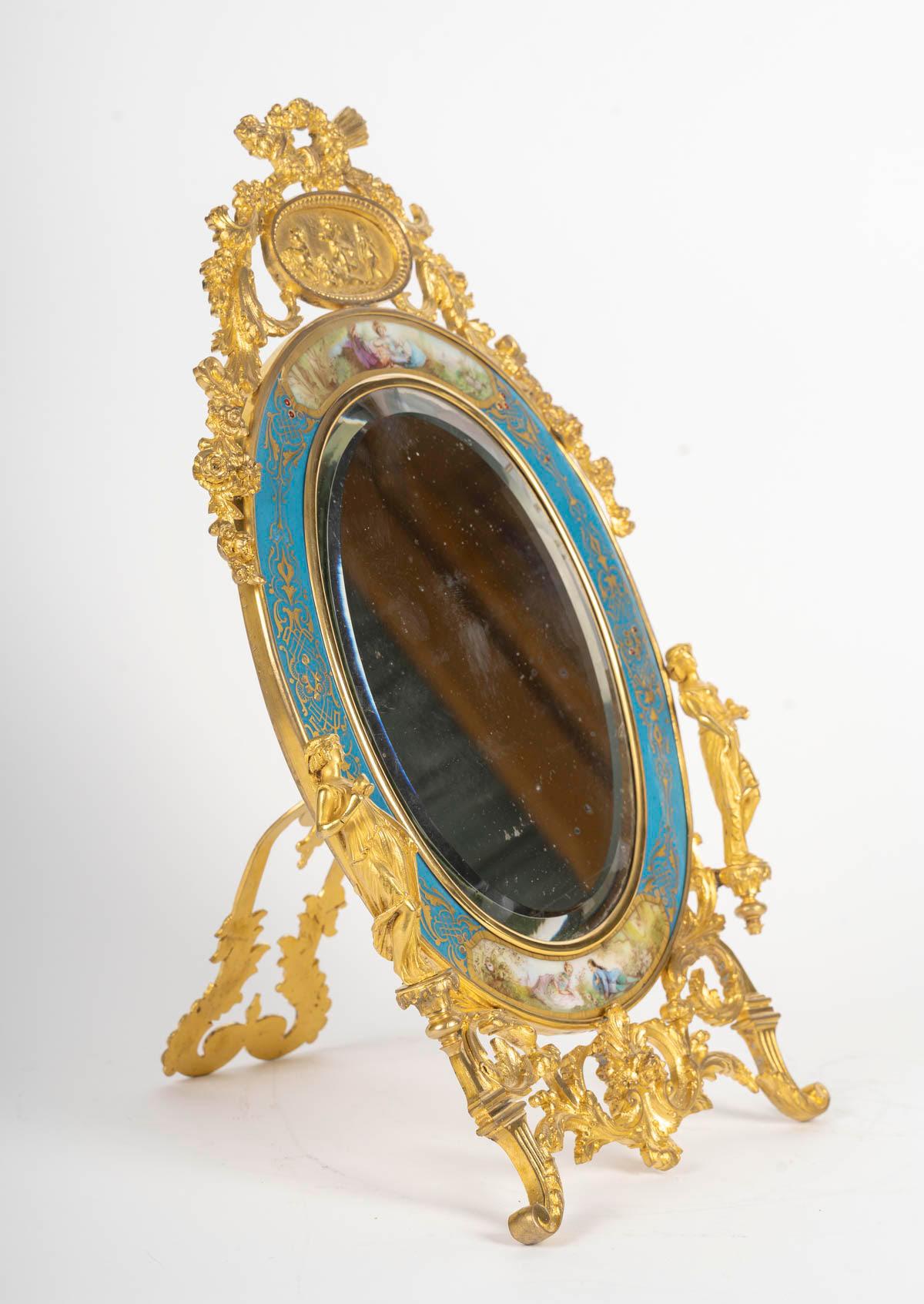 XIX secolo Specchio da tavolo del periodo di Napoleone III in bronzo dorato e porcellana smaltata di Sèvres in vendita