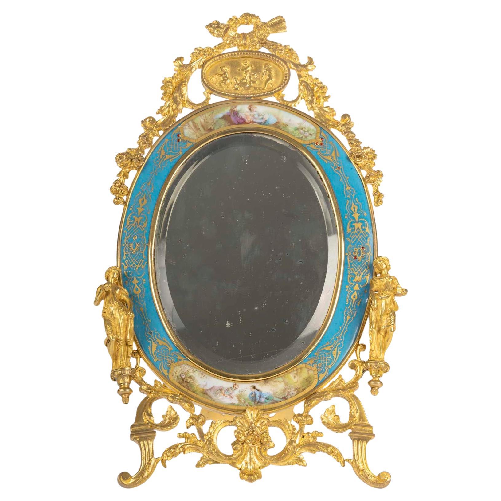 Miroir de table d
époque Napoléon III en bronze doré et porcelaine émaillée de Sèvres