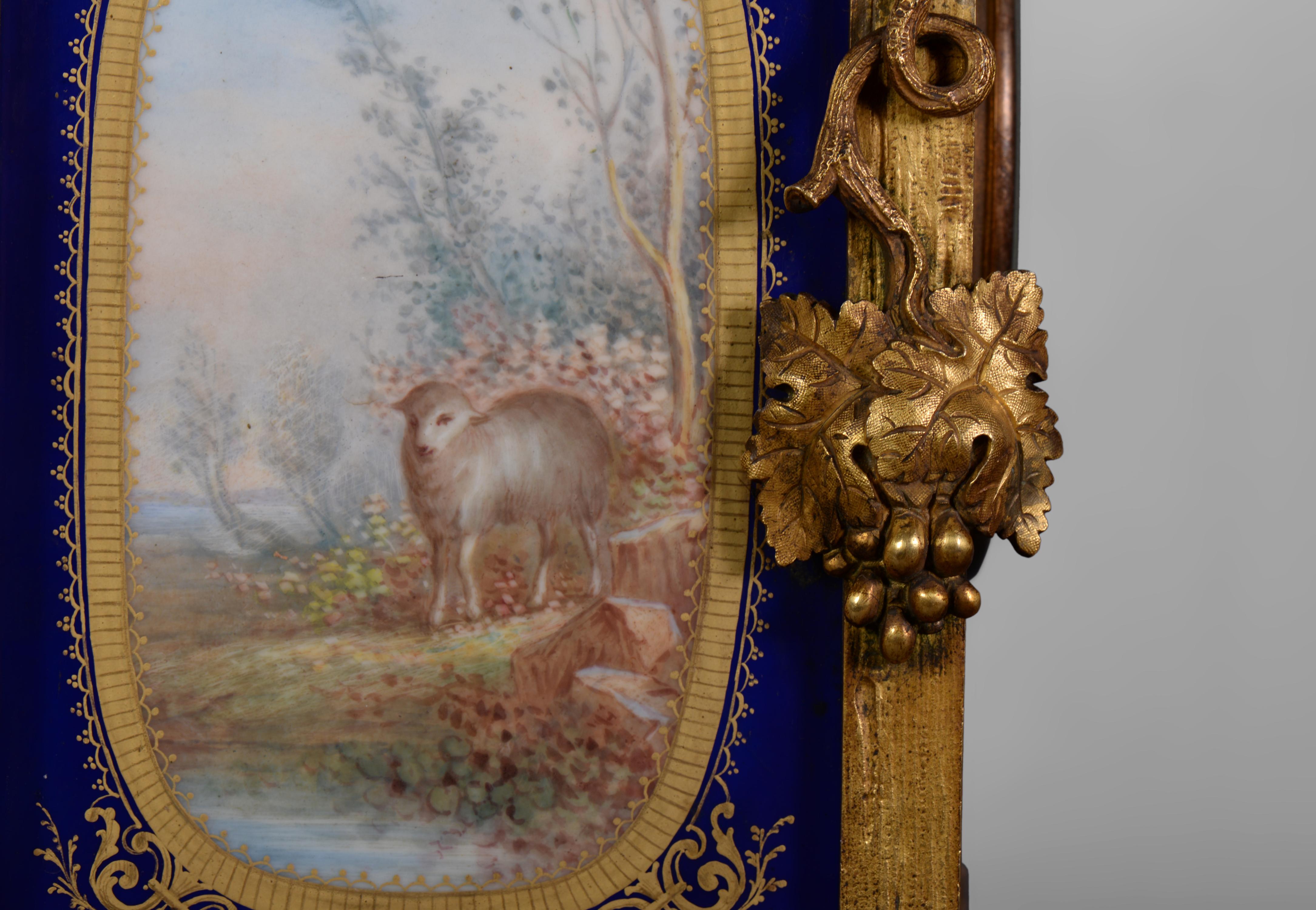 Horloge de style Napoléon III en porcelaine et bronze doré en vente 3