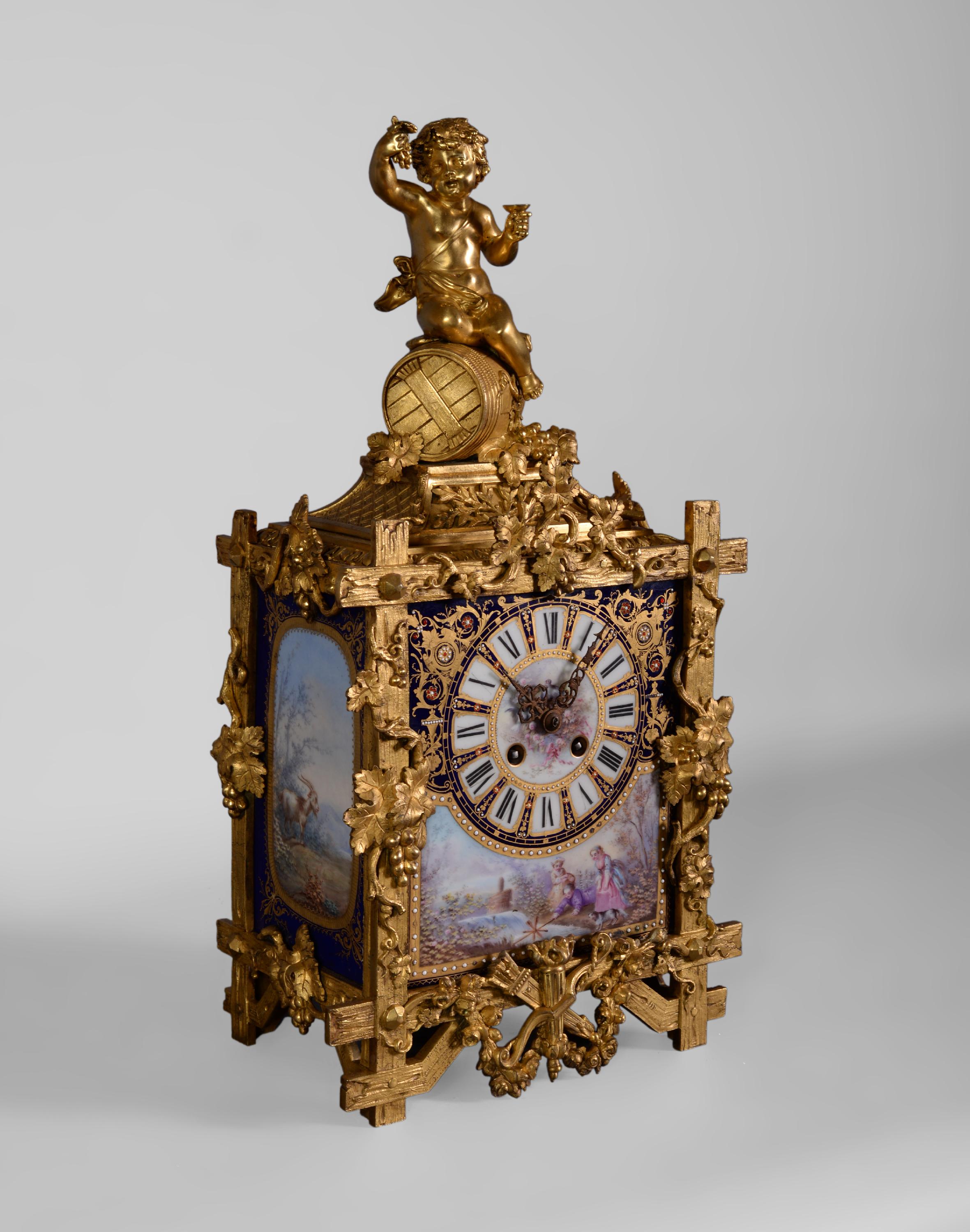 Cette belle horloge a été fabriquée en porcelaine et en bronze doré pendant la période de Napoléon III. Le cadran en porcelaine indique les heures avec des chiffres romains. Il est décoré de rinceaux dorés et de petites perles émaillées. Sous le