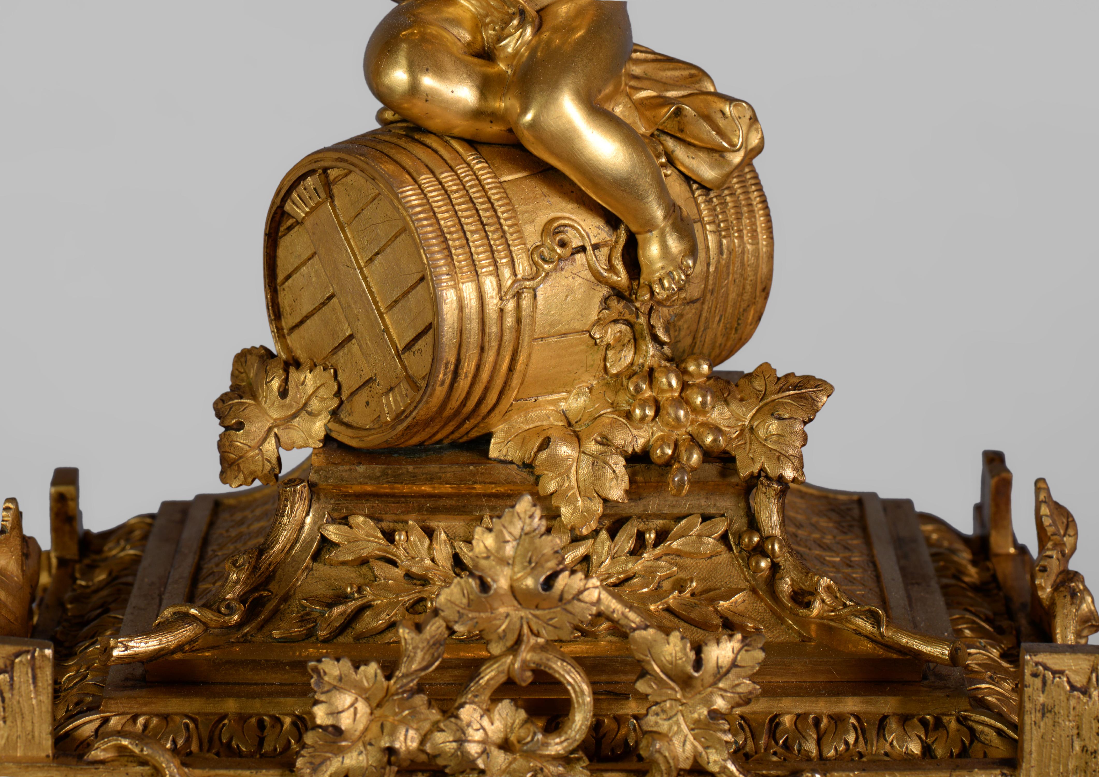 Doré Horloge de style Napoléon III en porcelaine et bronze doré en vente