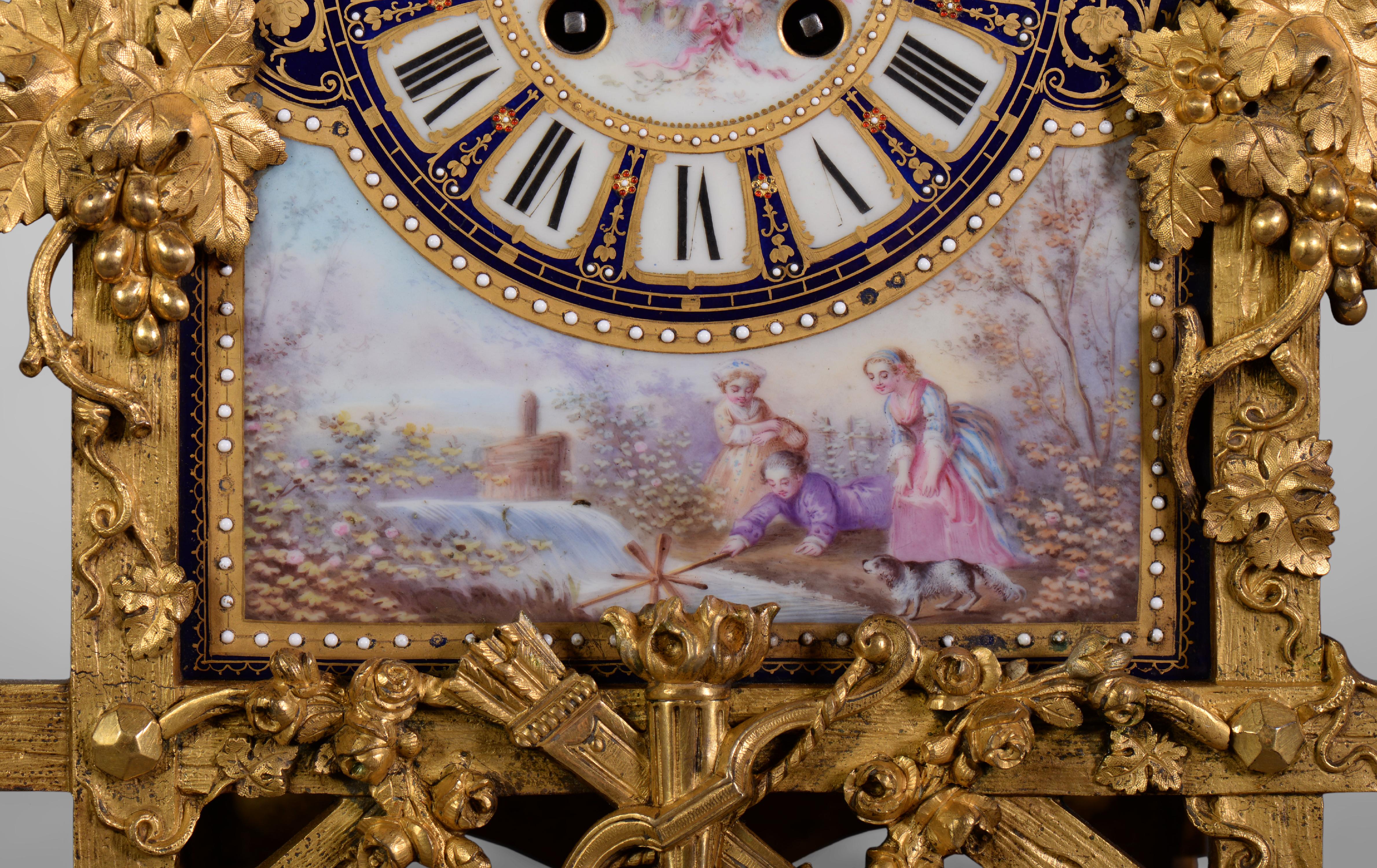 XIXe siècle Horloge de style Napoléon III en porcelaine et bronze doré en vente