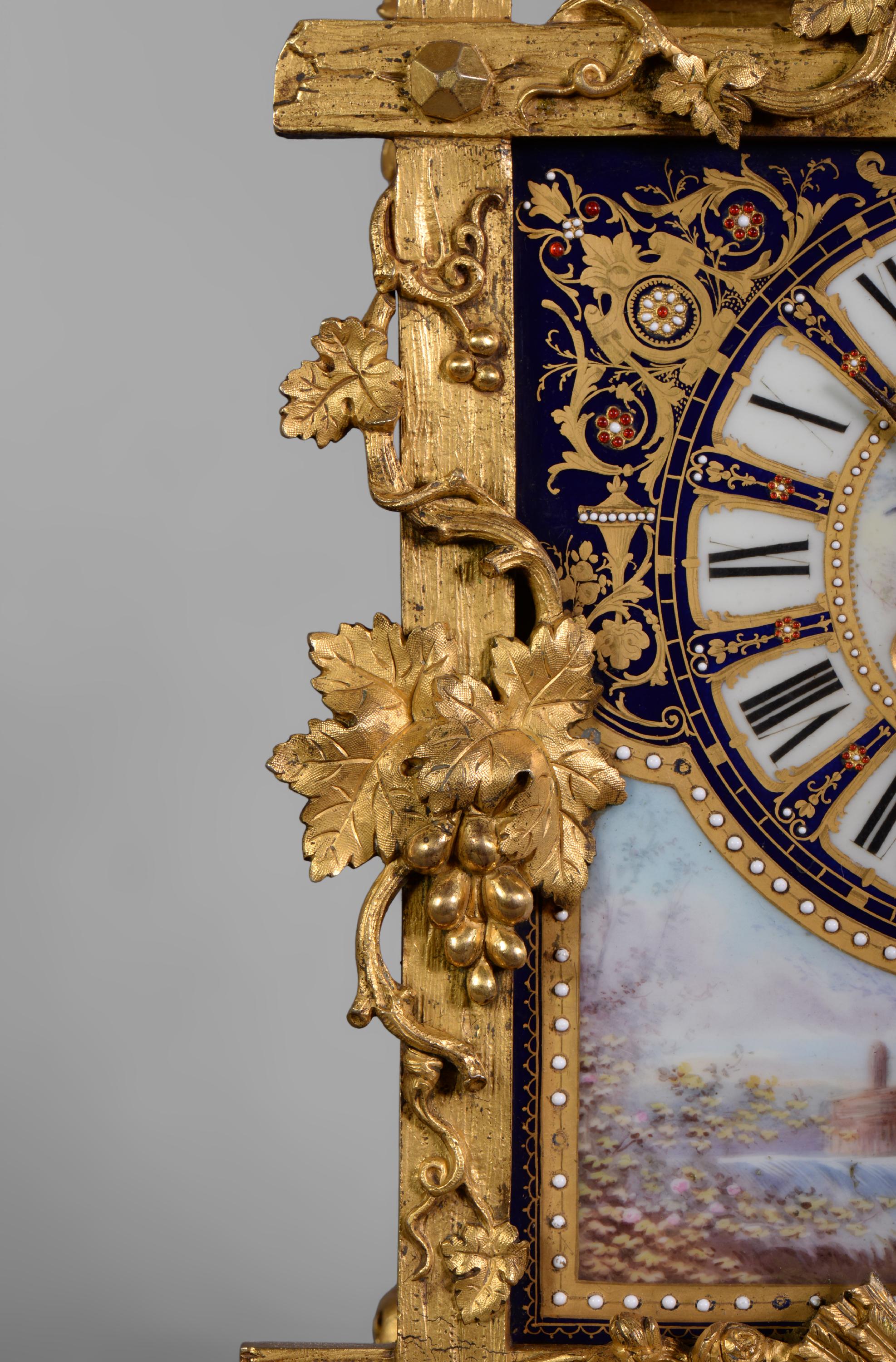 Bronze Horloge de style Napoléon III en porcelaine et bronze doré en vente