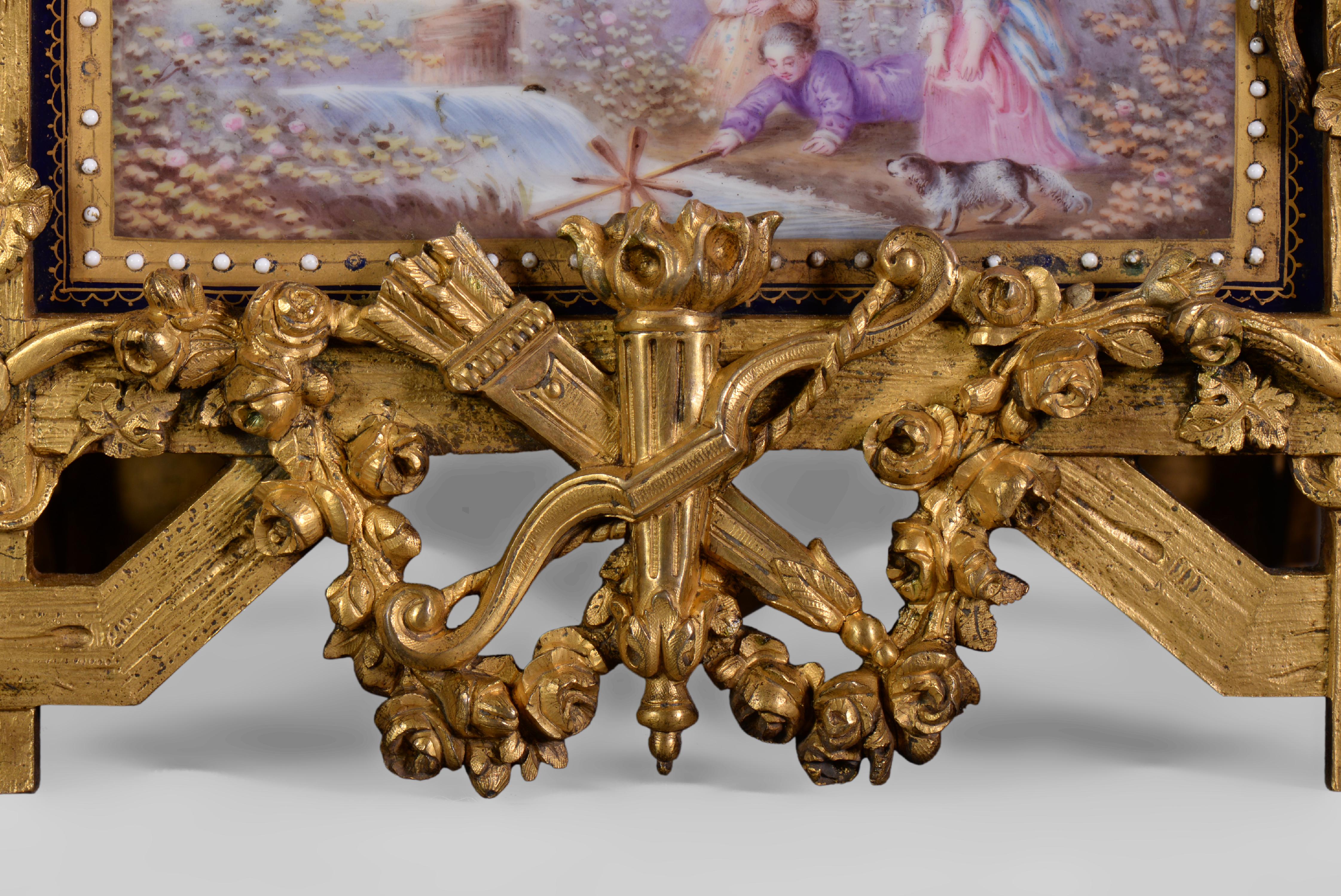 Horloge de style Napoléon III en porcelaine et bronze doré en vente 1