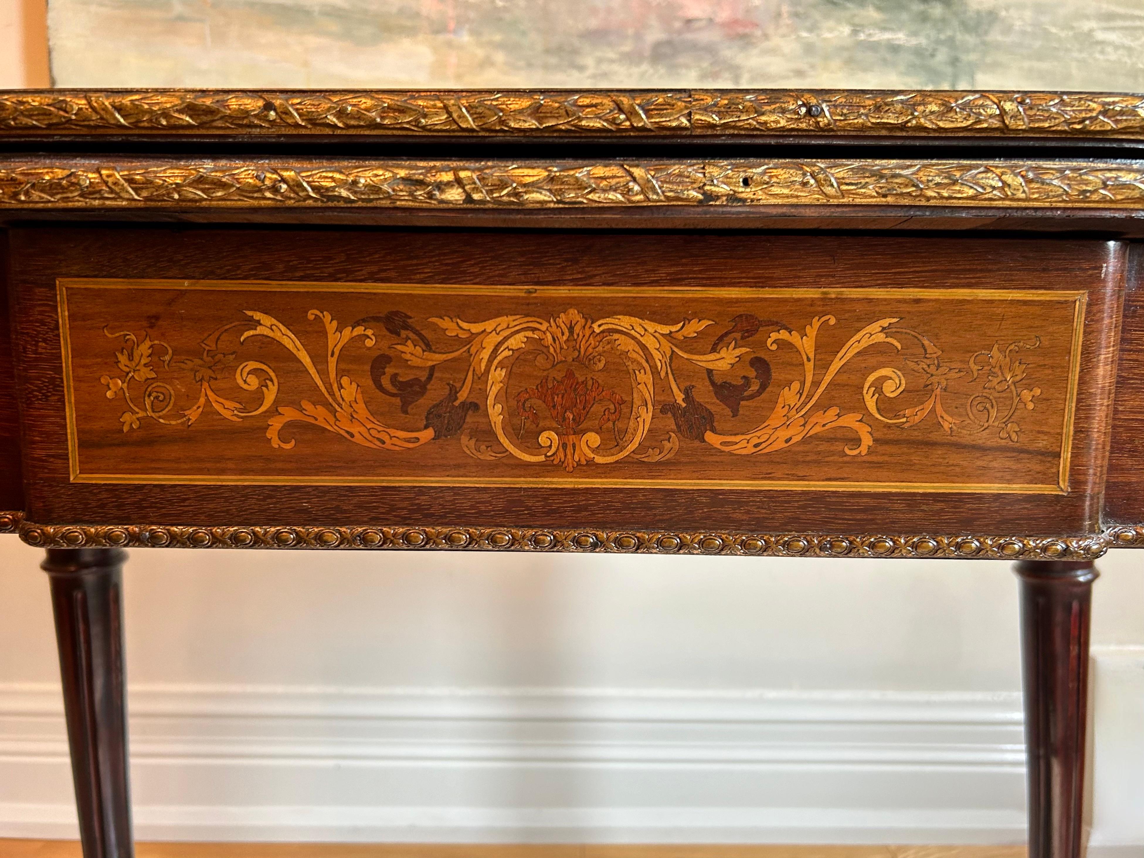 Un tavolo in mogano e intarsio in stile Napoleone III con montatura in bronzo dorato in vendita 3