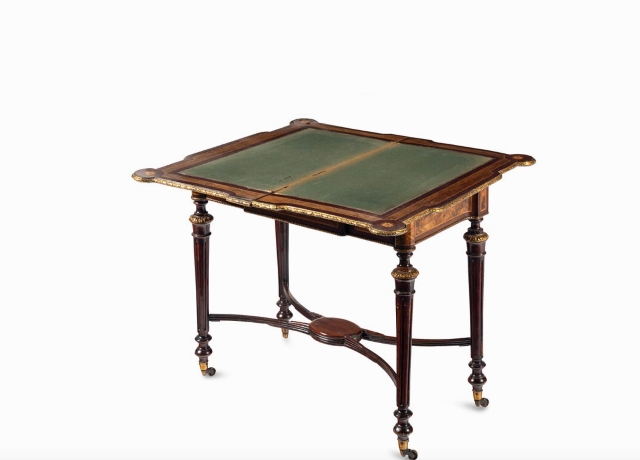 Un tavolo in mogano e intarsio in stile Napoleone III con montatura in bronzo dorato in vendita 5