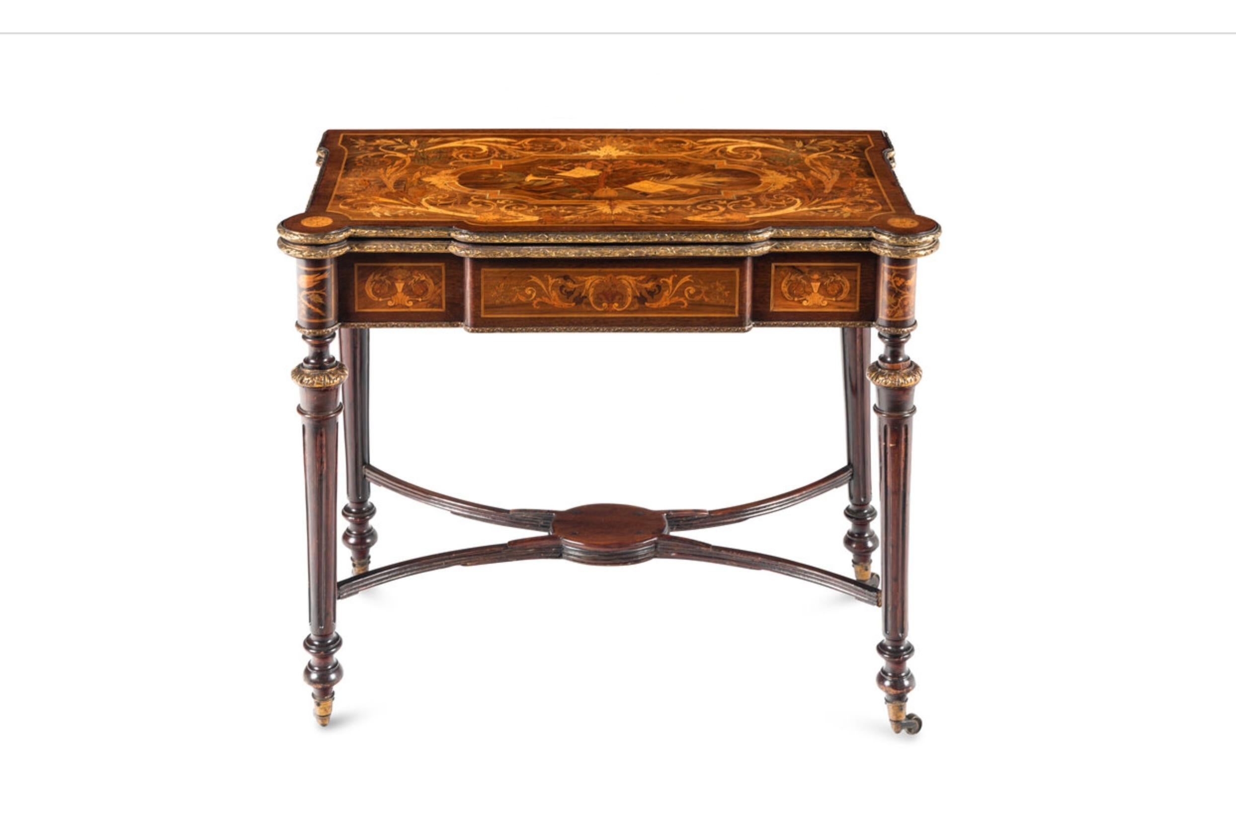 Un tavolo in mogano e intarsio in stile Napoleone III con montatura in bronzo dorato in vendita 10