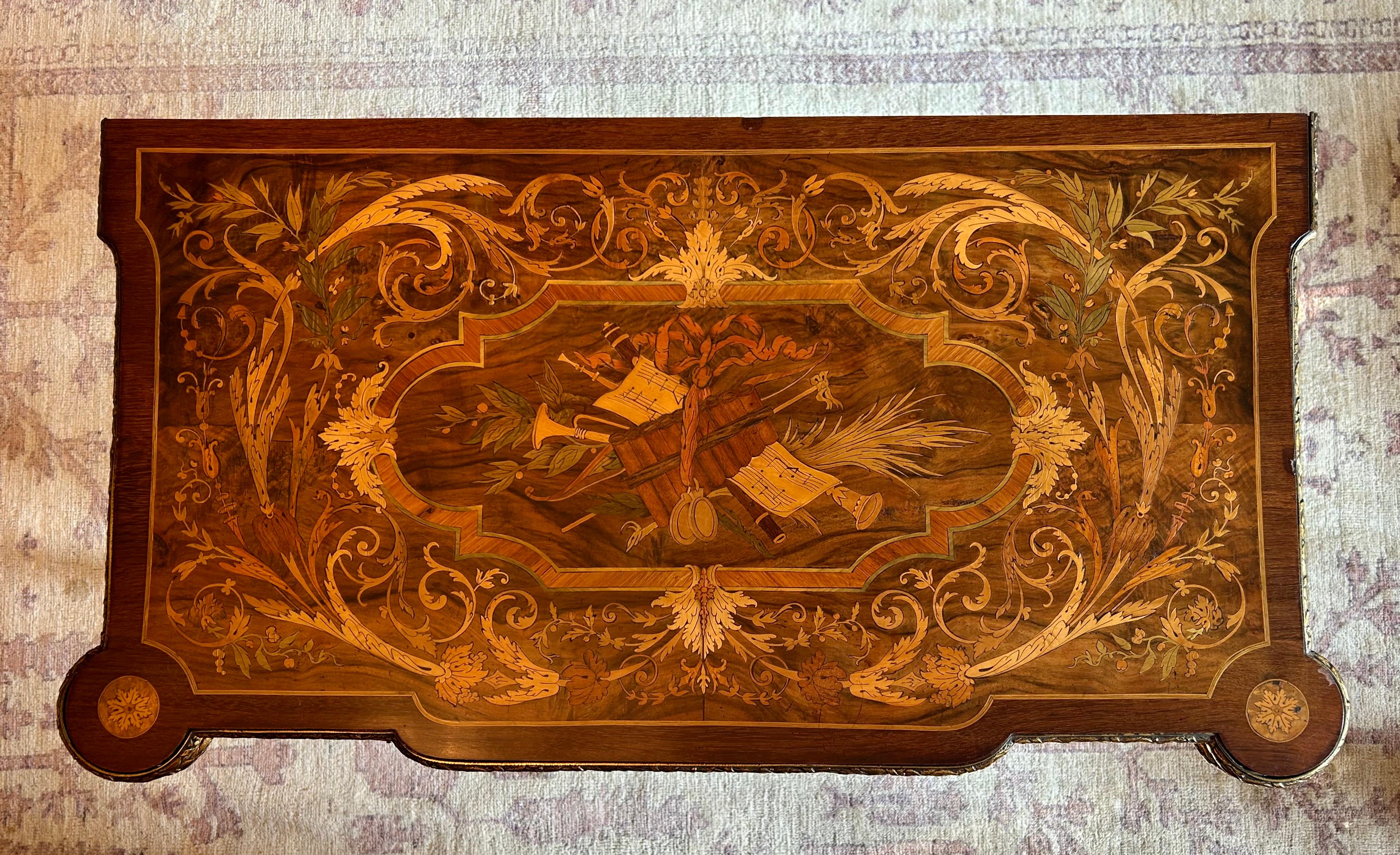 Un tavolo in mogano e intarsio in stile Napoleone III con montatura in bronzo dorato in vendita 11