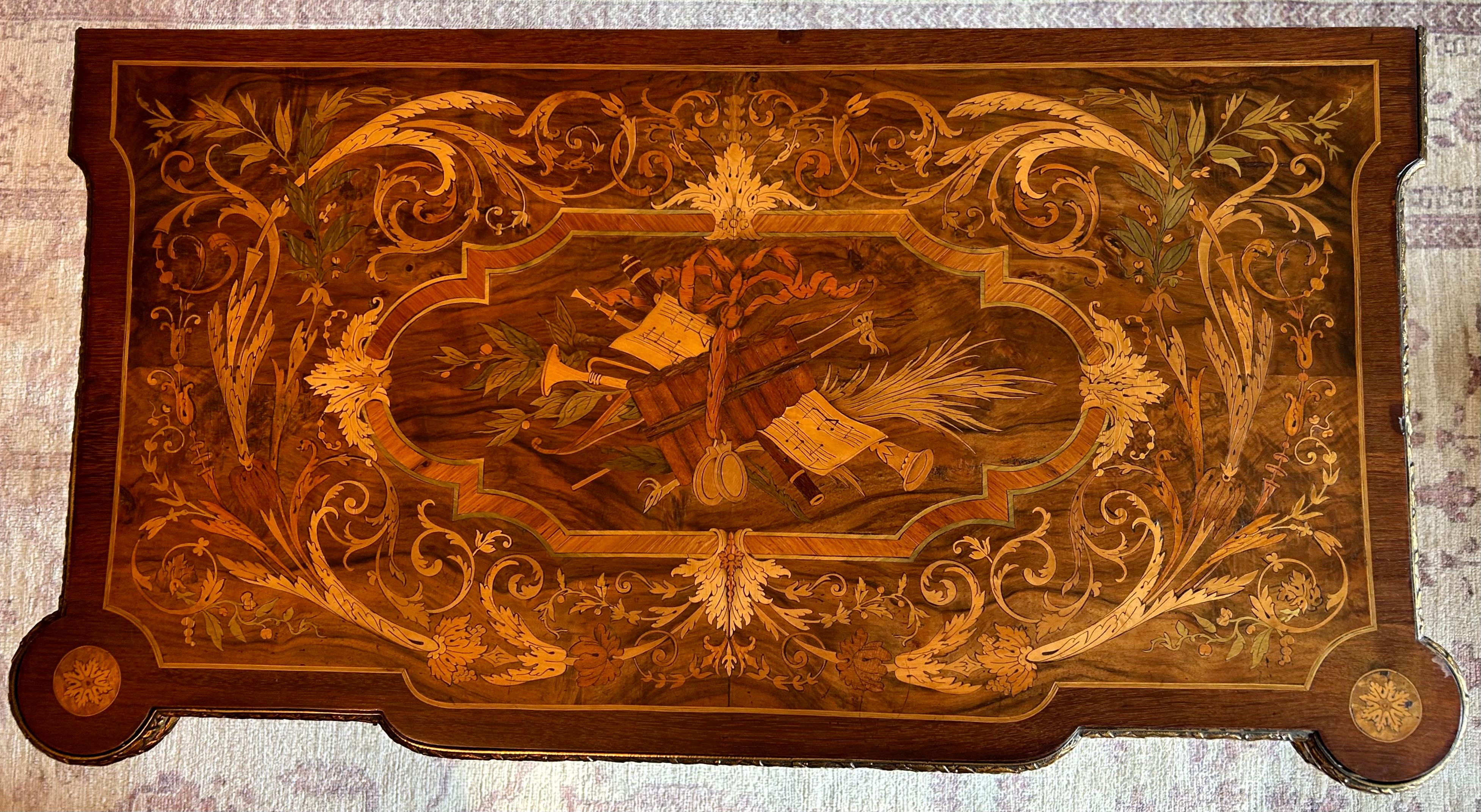 Si tratta di uno splendido tavolo in stile Napoleone III, in mogano e intarsio montato in bronzo dorato, con un piano ribaltabile che lo trasforma in un tavolo da gioco con scomparto interno.
Molto probabilmente inglese, fine Ottocento o inizio