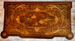 Un tavolo in mogano e intarsio in stile Napoleone III con montatura in bronzo dorato