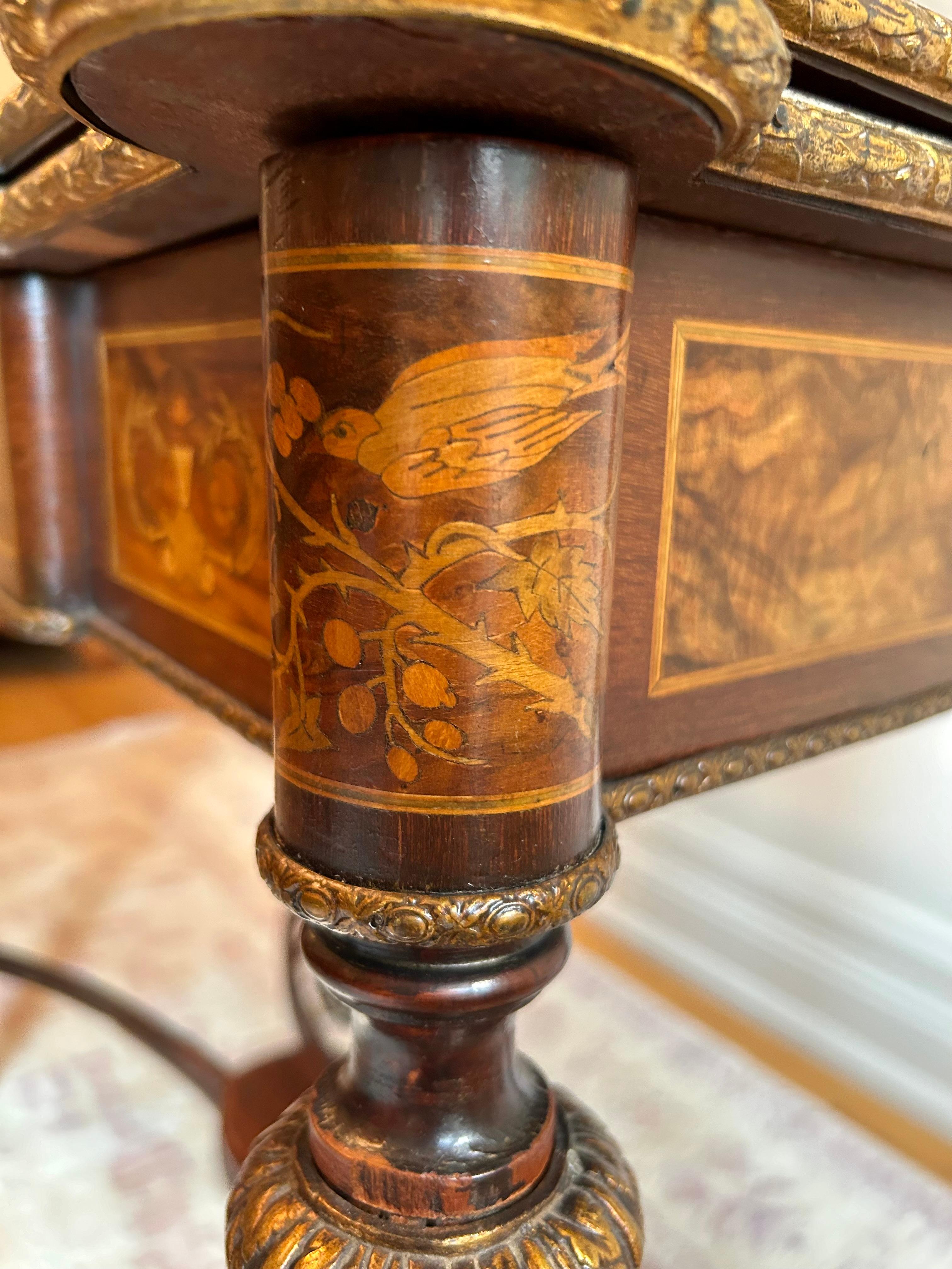 Inglese Un tavolo in mogano e intarsio in stile Napoleone III con montatura in bronzo dorato in vendita