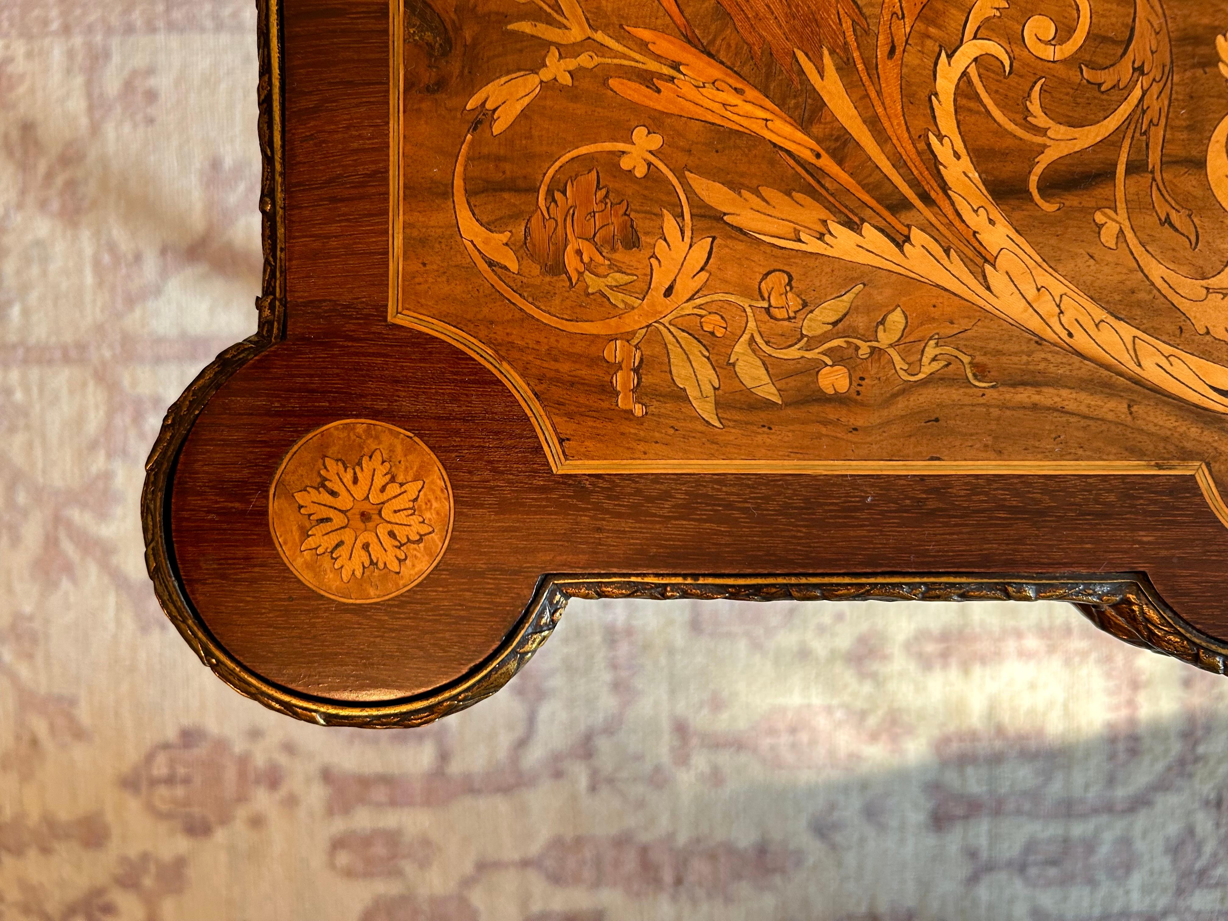 Marqueterie Un tavolo in mogano e intarsio in stile Napoleone III con montatura in bronzo dorato in vendita