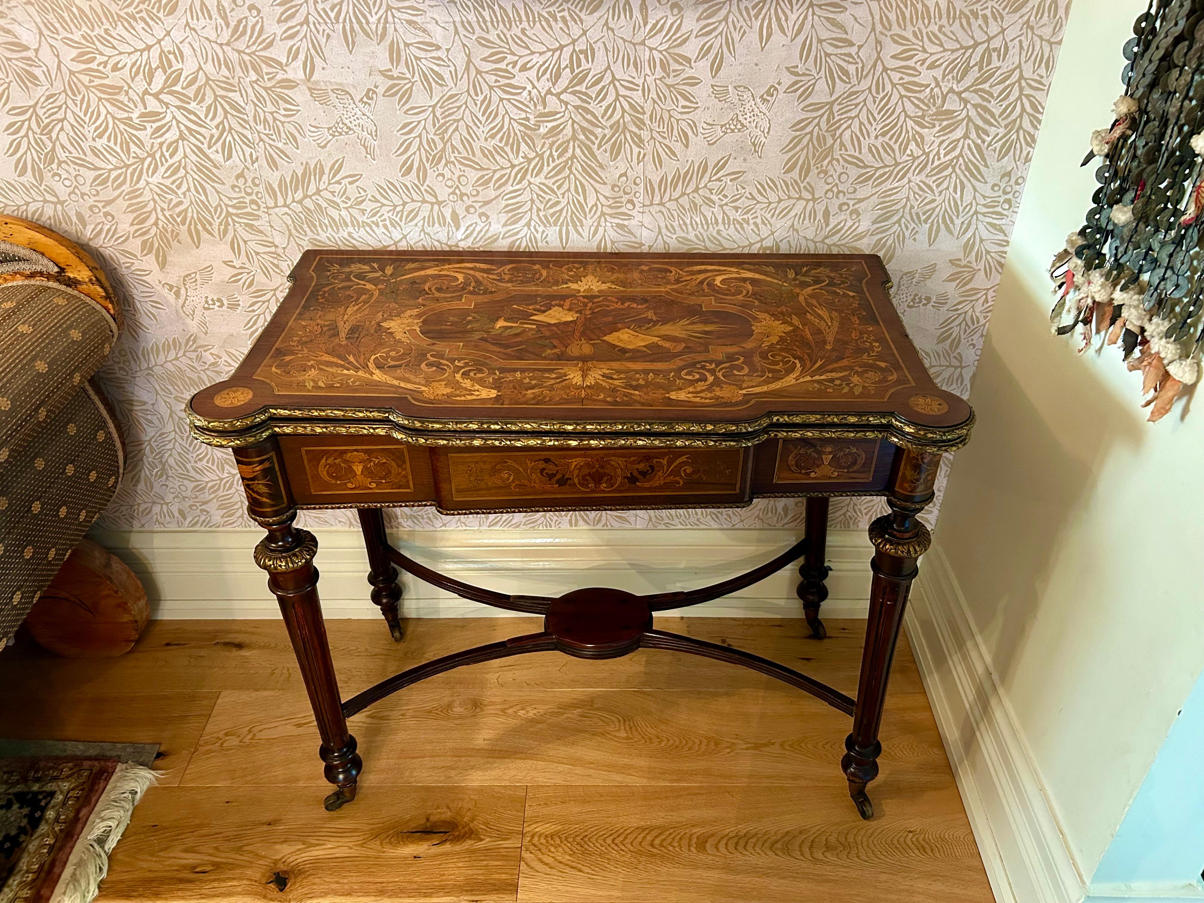 XIX secolo Un tavolo in mogano e intarsio in stile Napoleone III con montatura in bronzo dorato in vendita