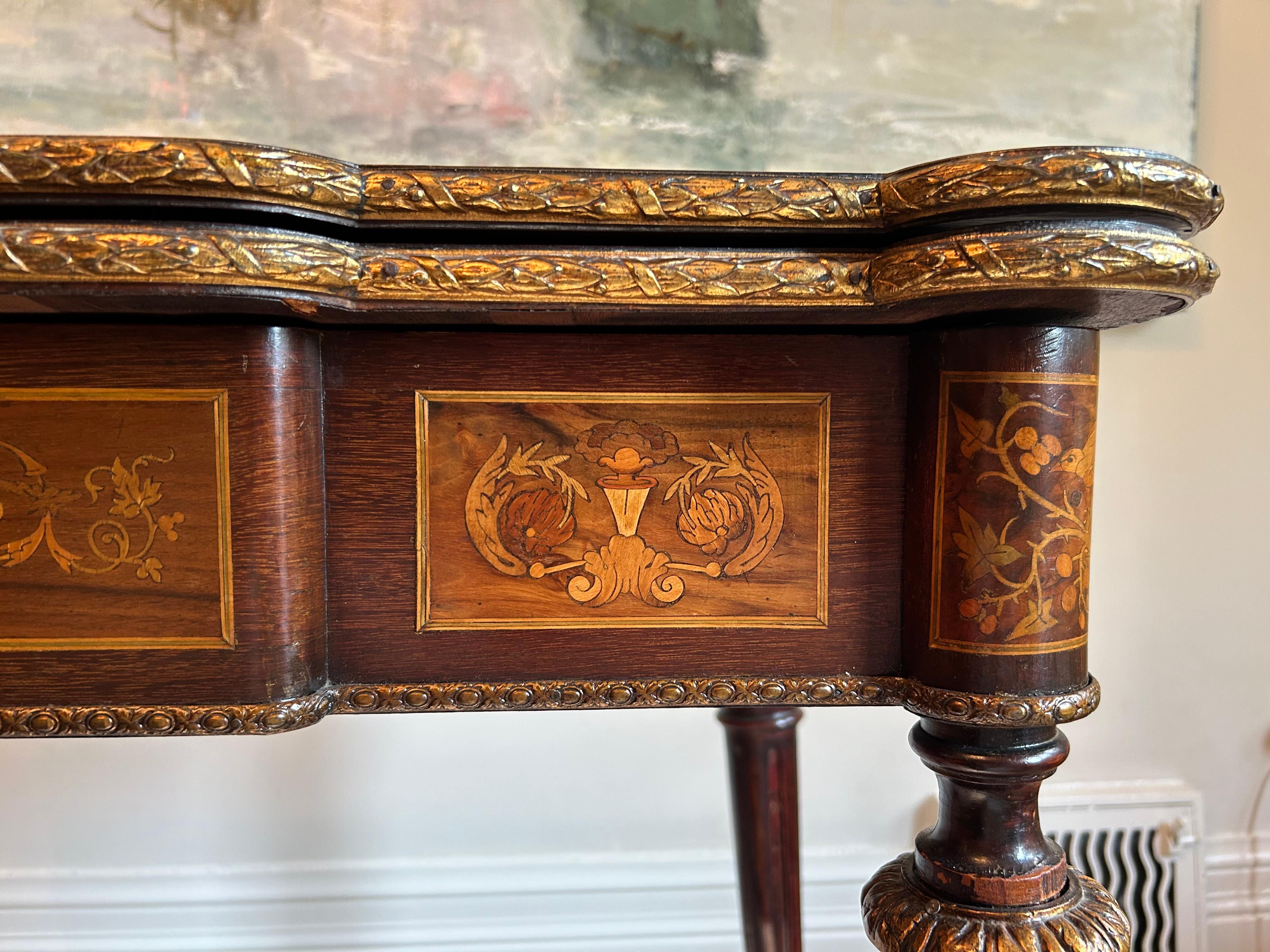Un tavolo in mogano e intarsio in stile Napoleone III con montatura in bronzo dorato in vendita 2