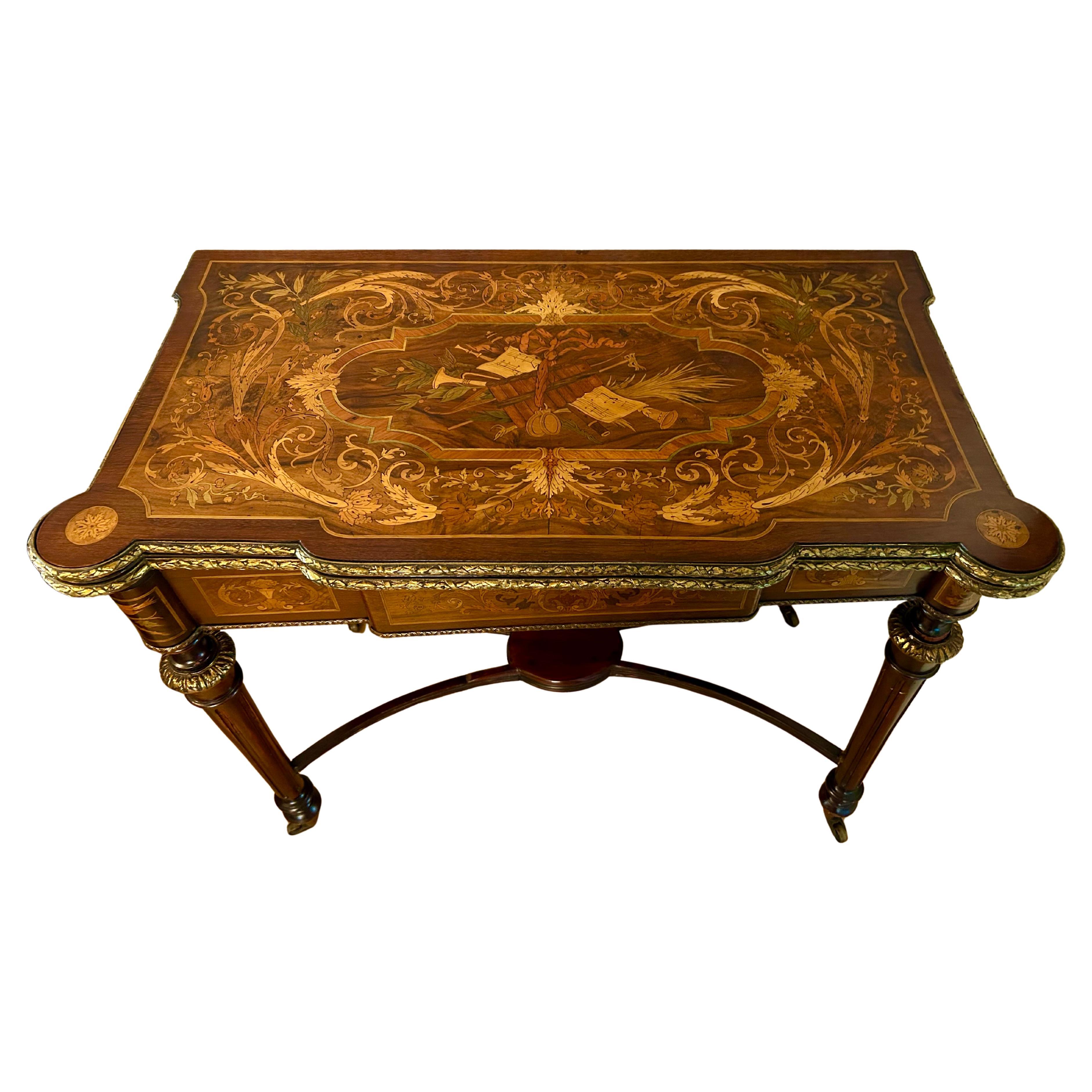Table de style Napoléon III en acajou et marqueterie, montée sur bronze doré
