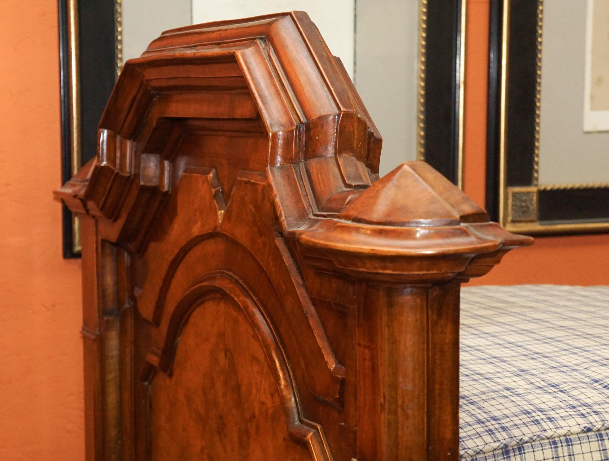 Napoleon III. Alcove- oder Tagesbett Sofa aus Nussbaumholz (Französisch) im Angebot